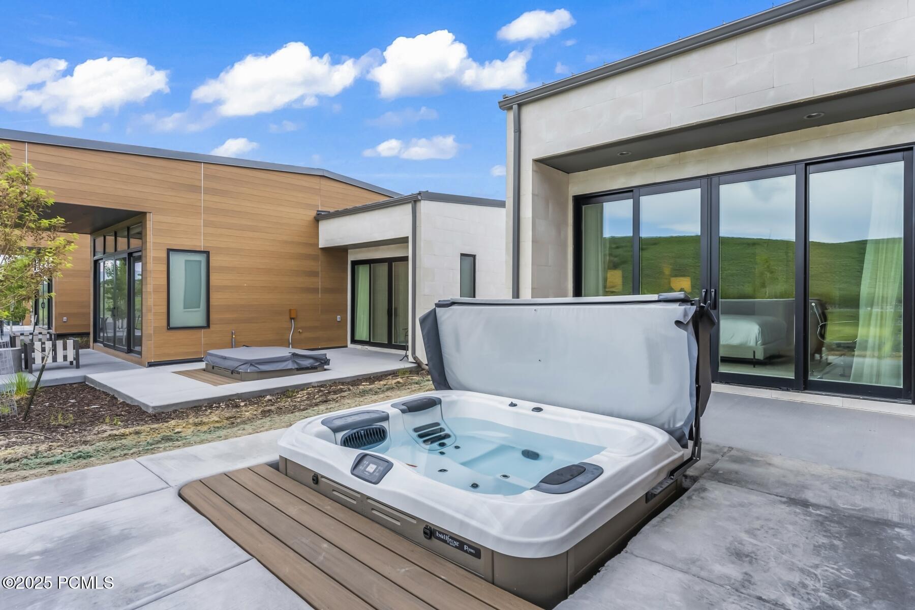 Park City, Utah 84098, United States, 2 Bedrooms Bedrooms, ,3 BathroomsBathrooms,Residential,Pending,58283