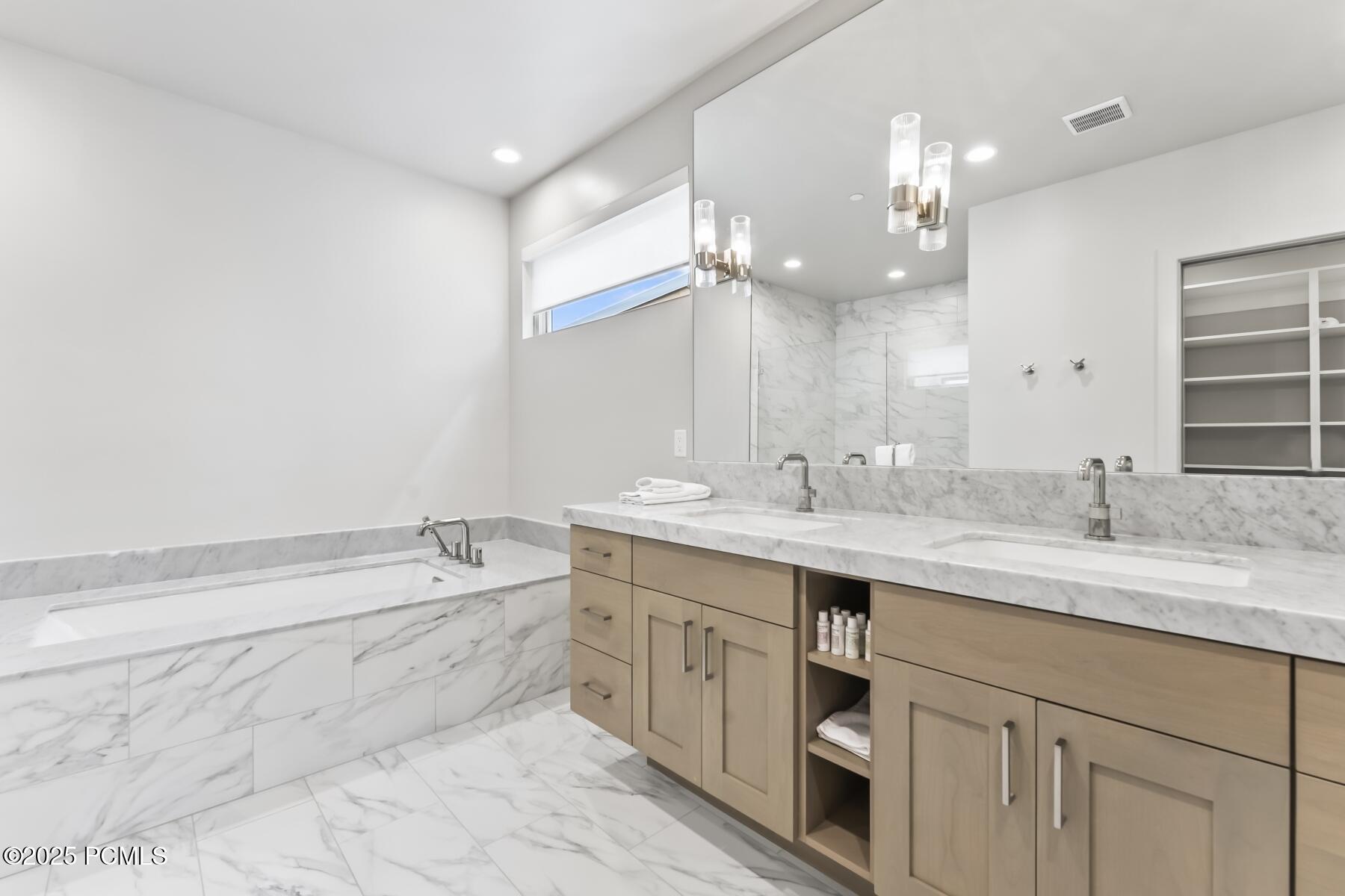 Park City, Utah 84098, United States, 2 Bedrooms Bedrooms, ,3 BathroomsBathrooms,Residential,Pending,58283