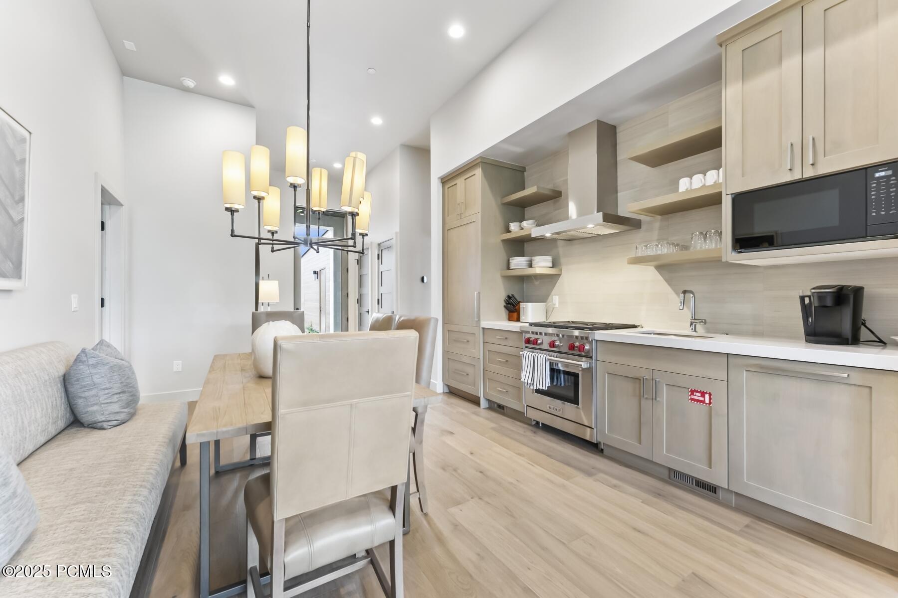 Park City, Utah 84098, United States, 2 Bedrooms Bedrooms, ,3 BathroomsBathrooms,Residential,Pending,58283