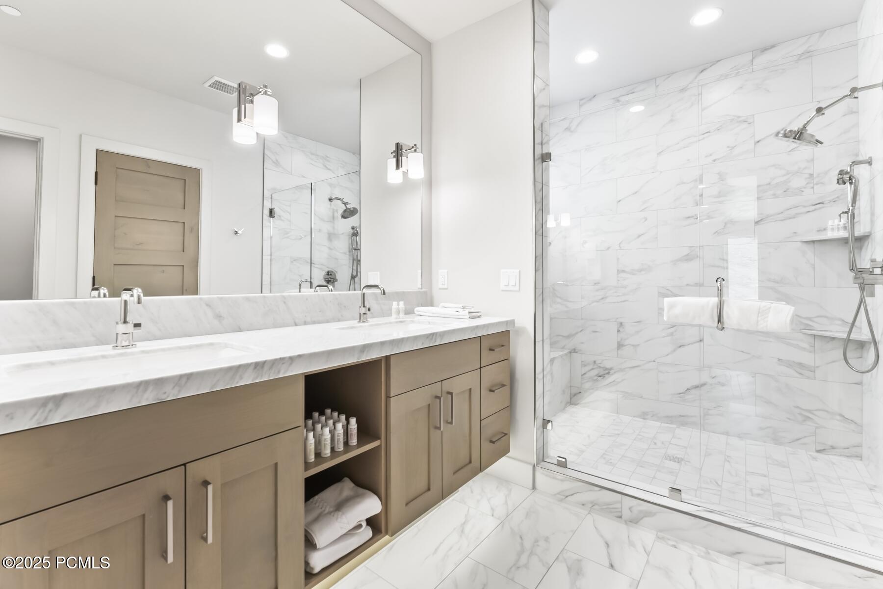 Park City, Utah 84098, United States, 2 Bedrooms Bedrooms, ,3 BathroomsBathrooms,Residential,Pending,58283