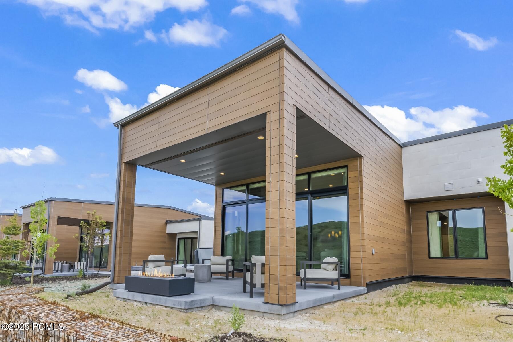 Park City, Utah 84098, United States, 2 Bedrooms Bedrooms, ,3 BathroomsBathrooms,Residential,Pending,58283