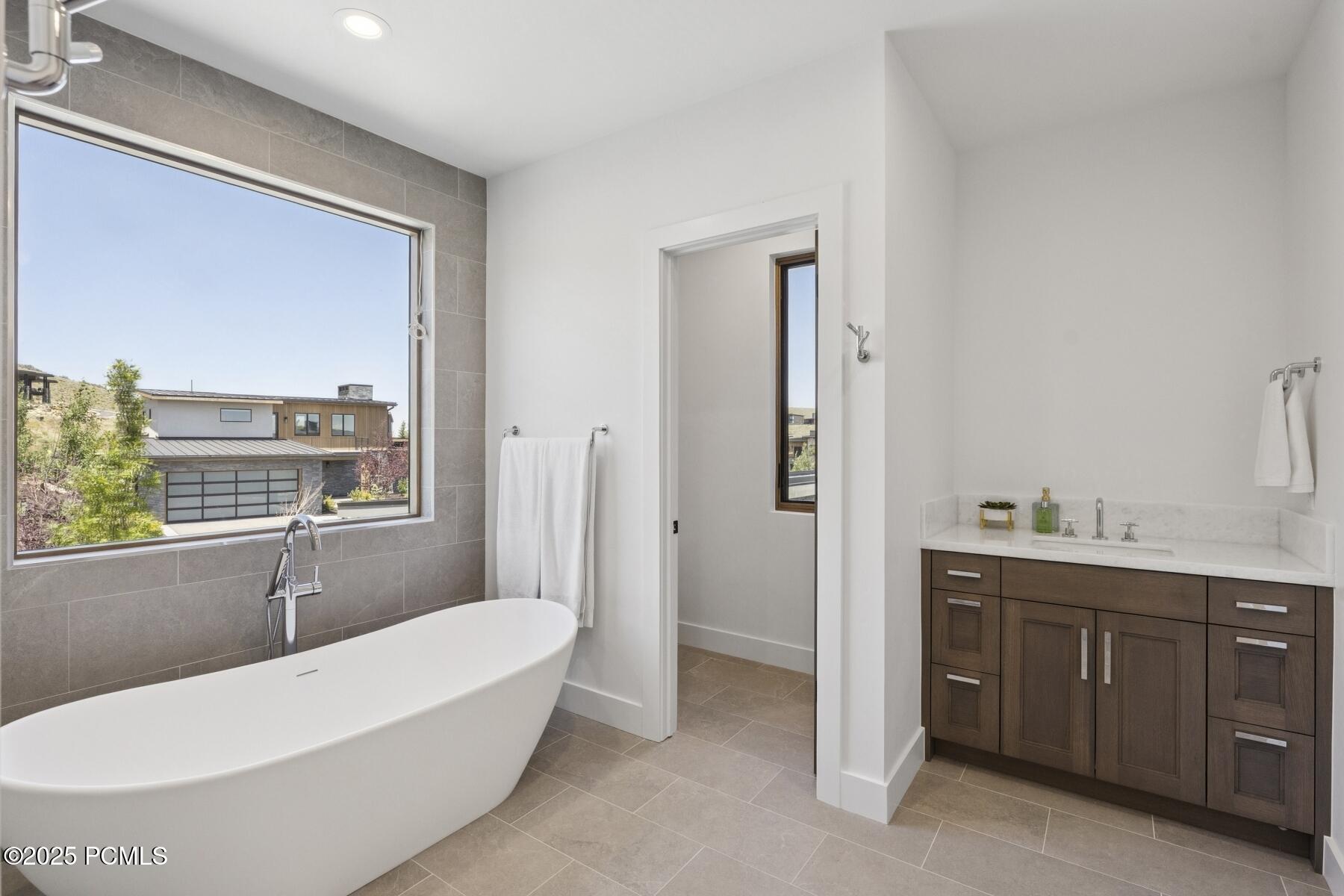 Park City, Utah 84098, United States, 3 Bedrooms Bedrooms, ,4 BathroomsBathrooms,Residential,Active,28104