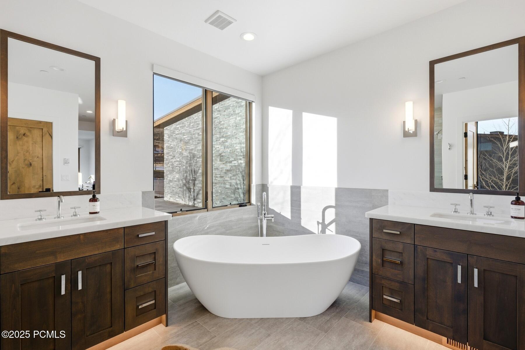 Park City, Utah 84098, United States, 3 Bedrooms Bedrooms, ,4 BathroomsBathrooms,Residential,Active,254374