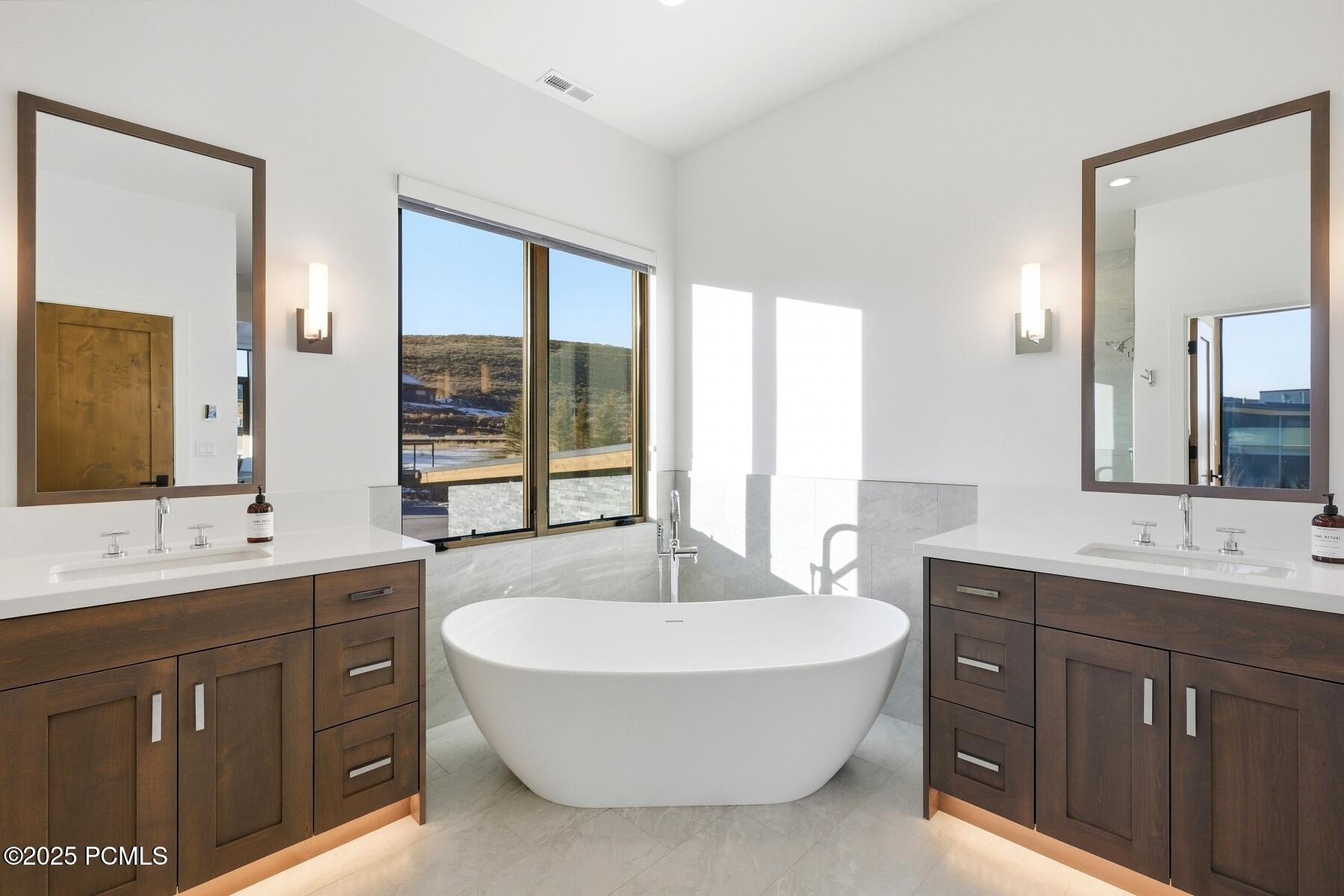 Park City, Utah 84098, United States, 3 Bedrooms Bedrooms, ,4 BathroomsBathrooms,Residential,Active,254374