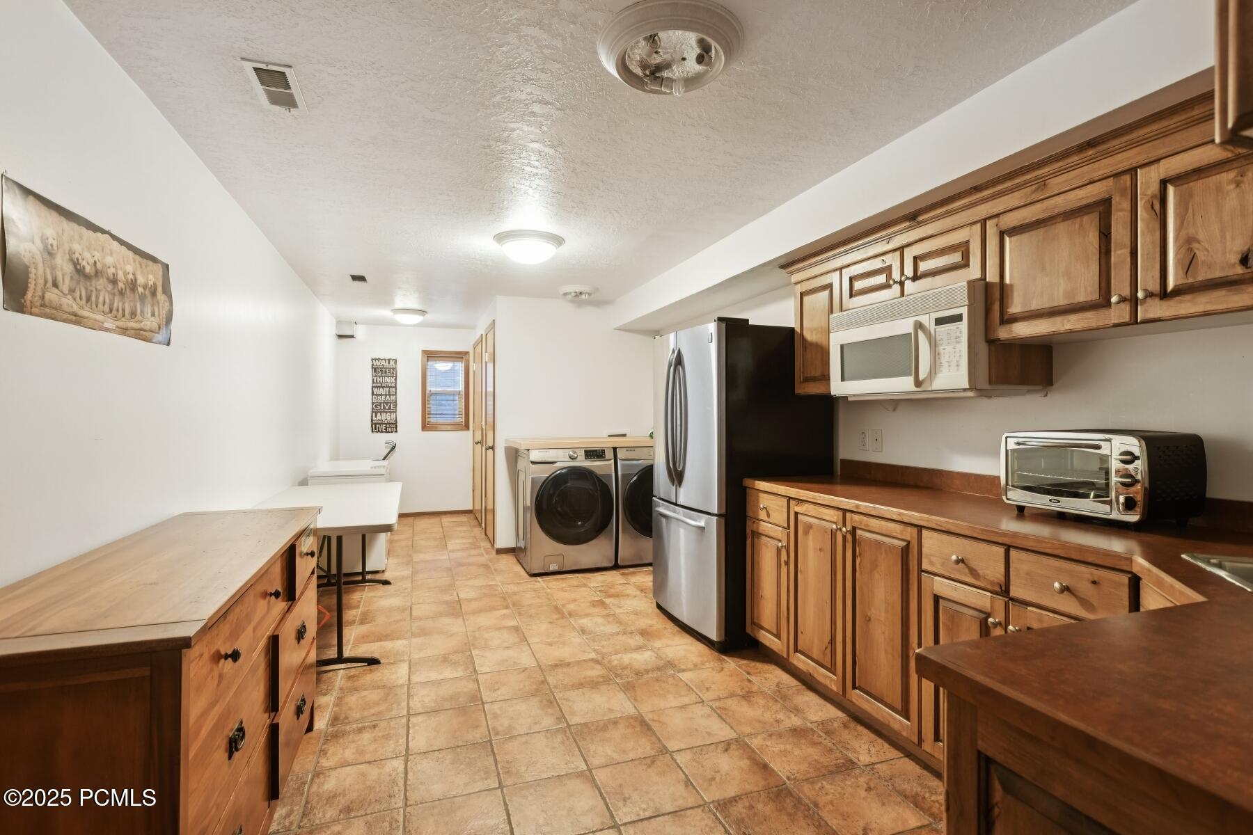 Cottonwood Heights, Utah 84093, United States, 5 Bedrooms Bedrooms, ,4 BathroomsBathrooms,Residential,Active,181107