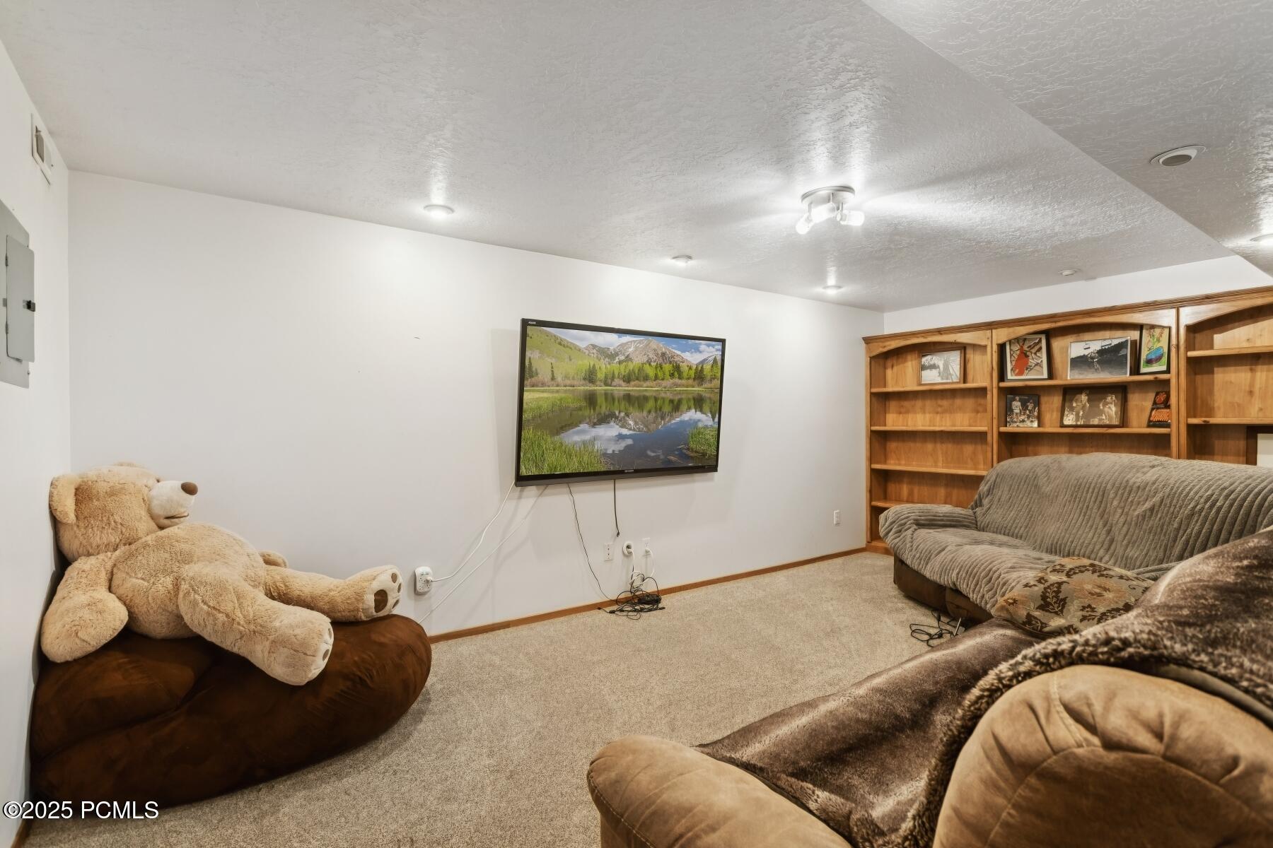 Cottonwood Heights, Utah 84093, United States, 5 Bedrooms Bedrooms, ,4 BathroomsBathrooms,Residential,Active,181107