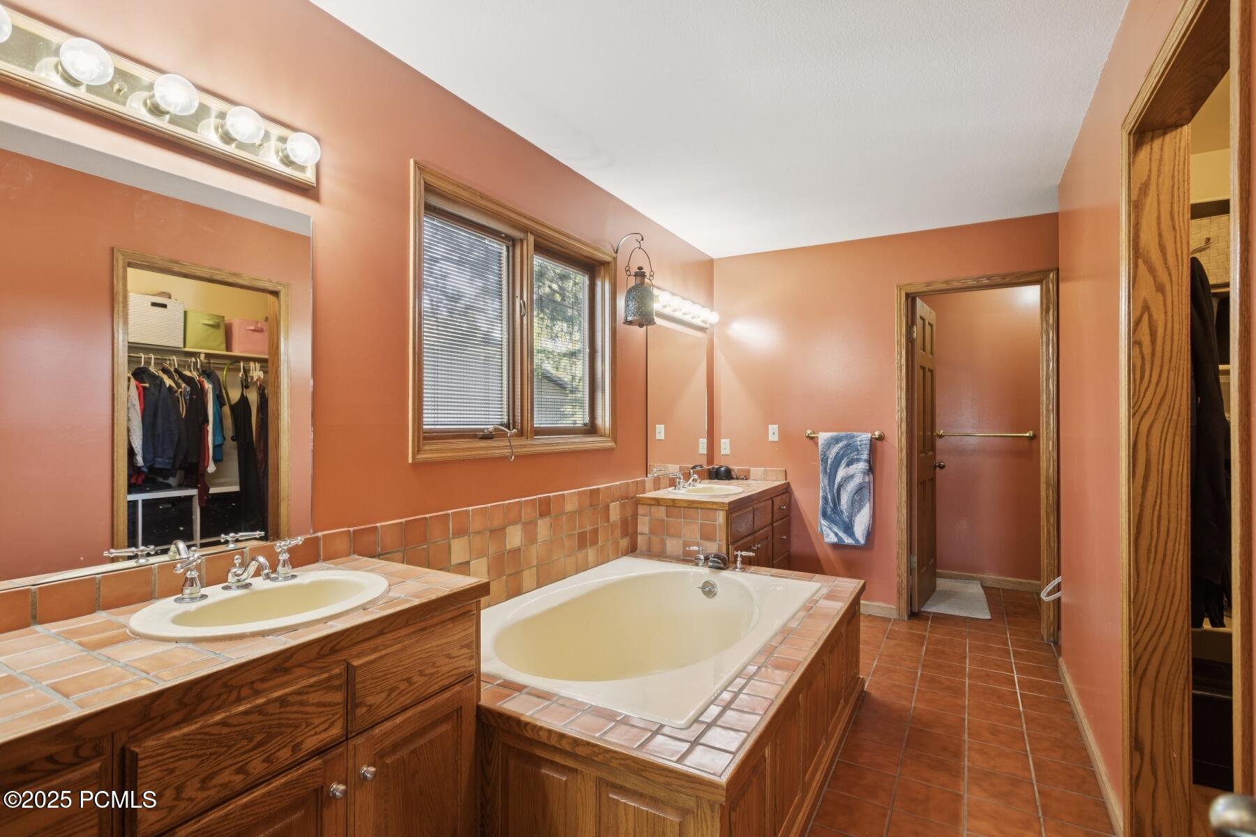 Cottonwood Heights, Utah 84093, United States, 5 Bedrooms Bedrooms, ,4 BathroomsBathrooms,Residential,Active,181107