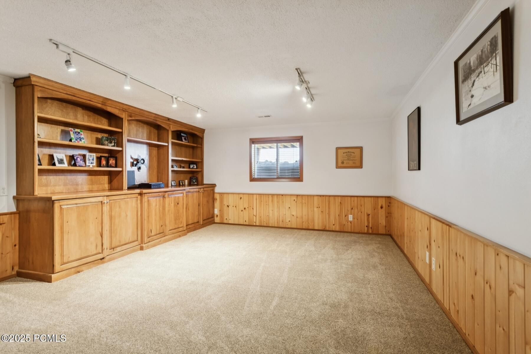 Cottonwood Heights, Utah 84093, United States, 5 Bedrooms Bedrooms, ,4 BathroomsBathrooms,Residential,Active,181107