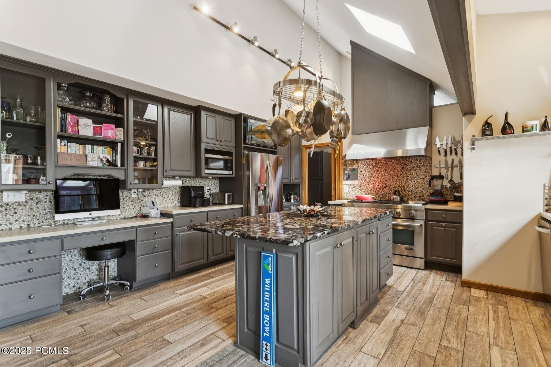 Cottonwood Heights, Utah 84093, United States, 5 Bedrooms Bedrooms, ,4 BathroomsBathrooms,Residential,Active,181107