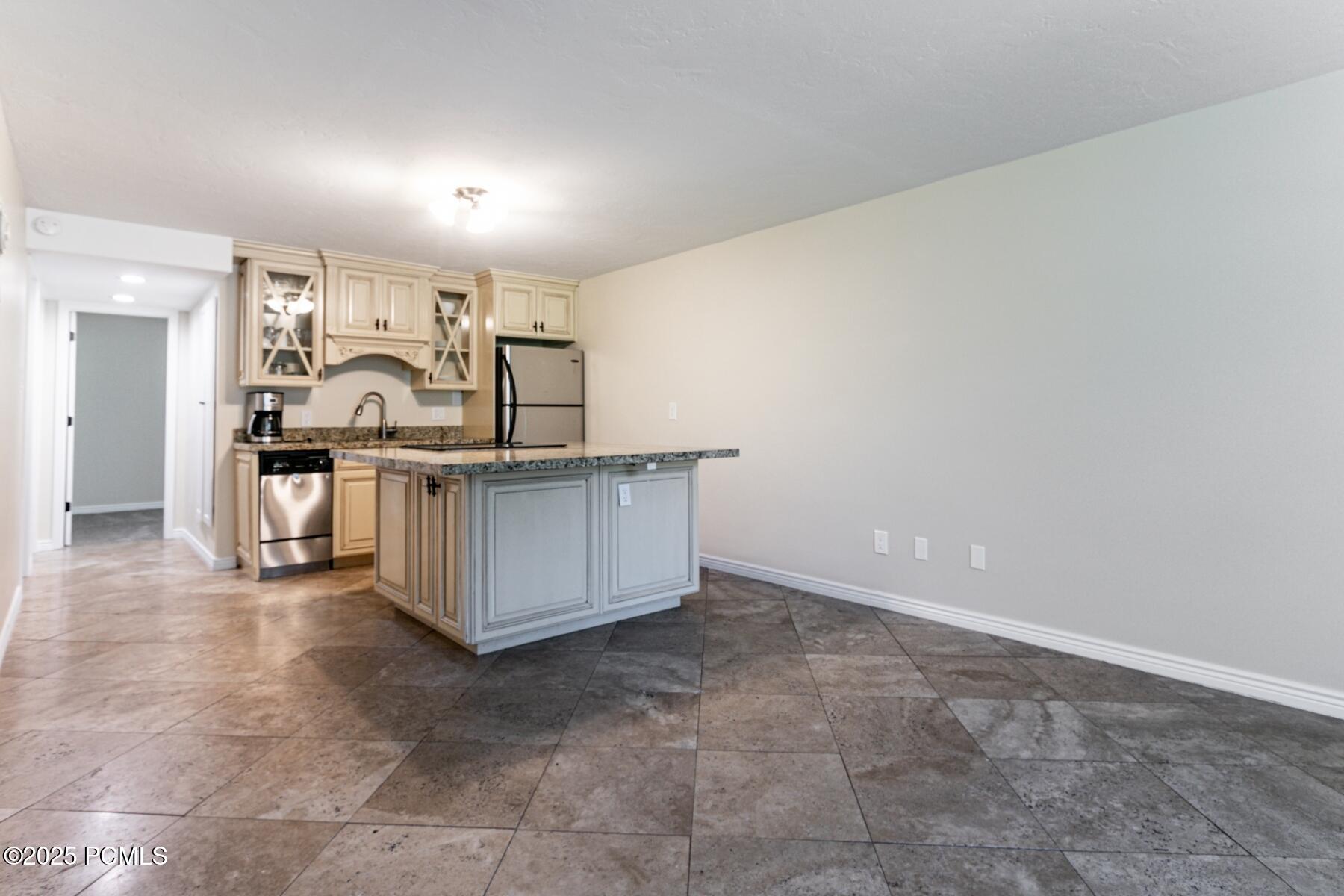 Park City, Utah 84060, United States, 2 Bedrooms Bedrooms, ,2 BathroomsBathrooms,Residential,Pending,158765