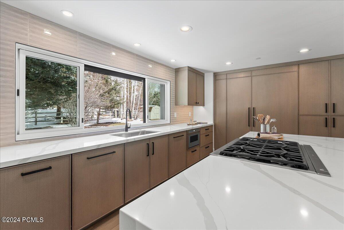 Park City, Utah 84060, United States, 4 Bedrooms Bedrooms, ,5 BathroomsBathrooms,Residential,Pending,52807