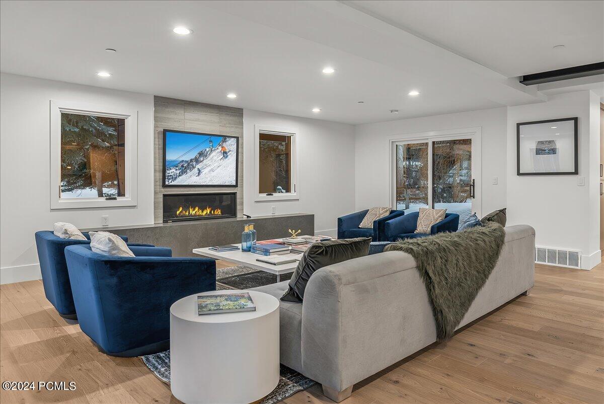 Park City, Utah 84060, United States, 4 Bedrooms Bedrooms, ,5 BathroomsBathrooms,Residential,Pending,52807