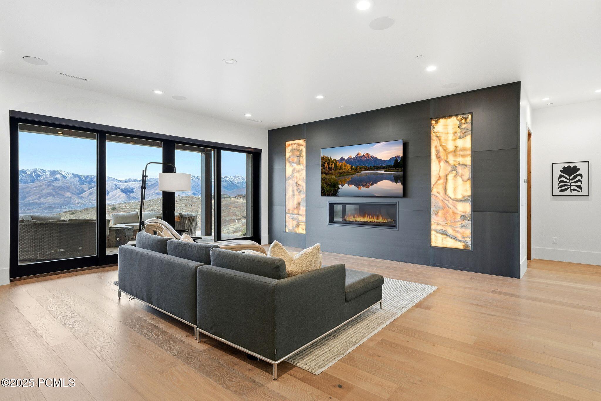 Heber City, Utah 84032, United States, 5 Bedrooms Bedrooms, ,7 BathroomsBathrooms,Residential,Active,250326