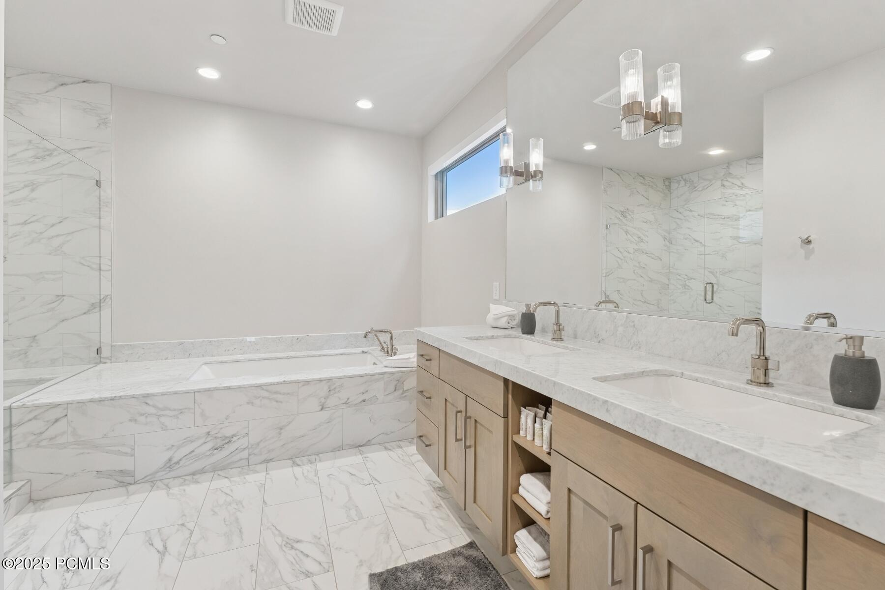 Park City, Utah 84098, United States, 2 Bedrooms Bedrooms, ,3 BathroomsBathrooms,Residential,Active,243851