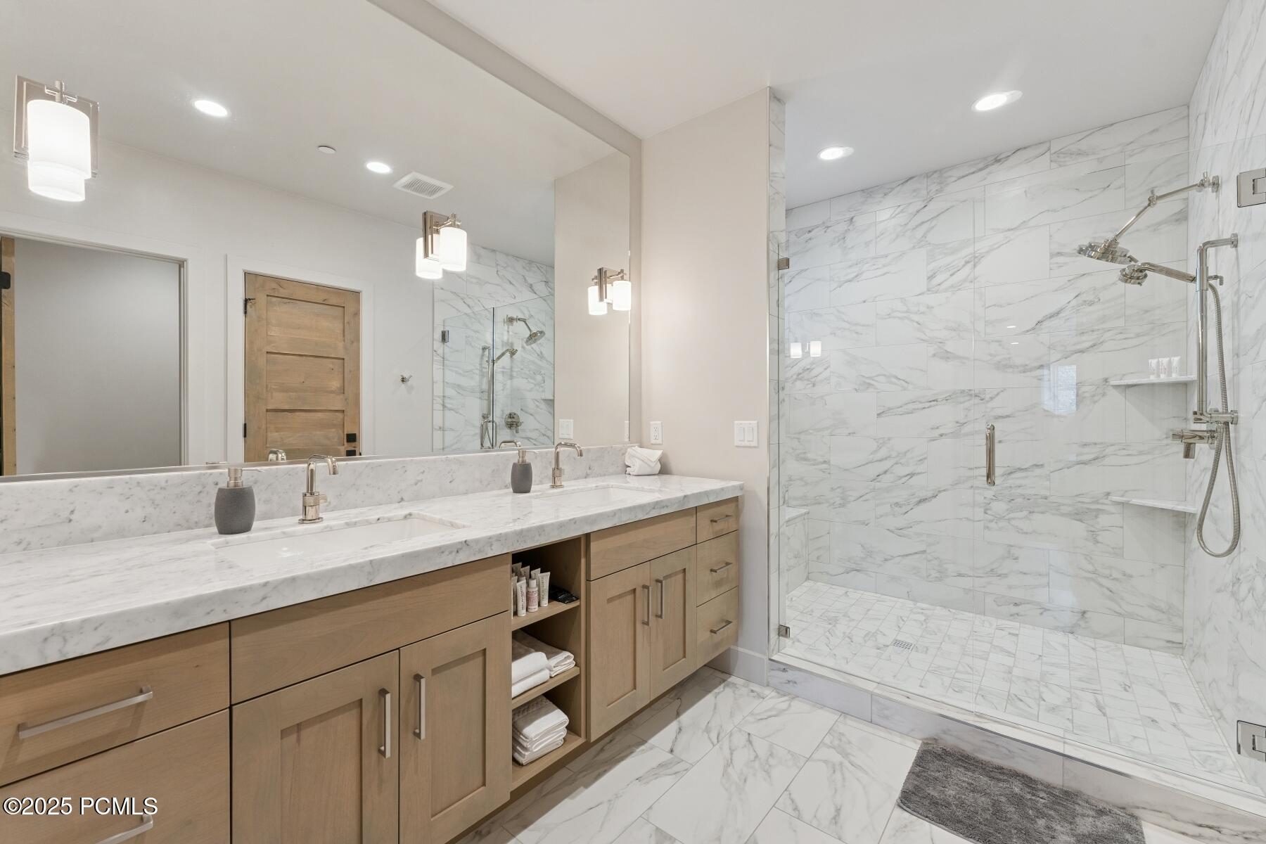 Park City, Utah 84098, United States, 2 Bedrooms Bedrooms, ,3 BathroomsBathrooms,Residential,Active,243851