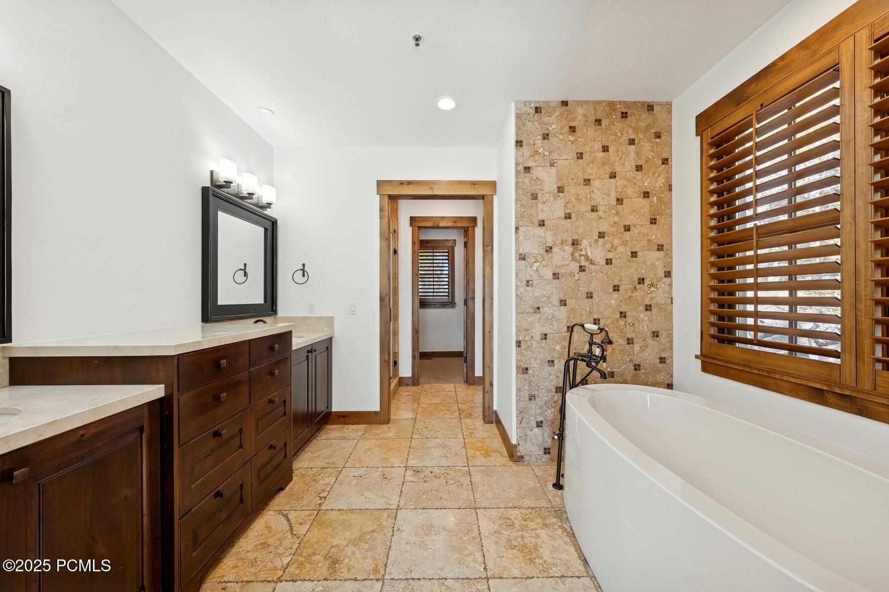 Park City, Utah 84098, United States, 3 Bedrooms Bedrooms, ,4 BathroomsBathrooms,Residential,Pending,230941