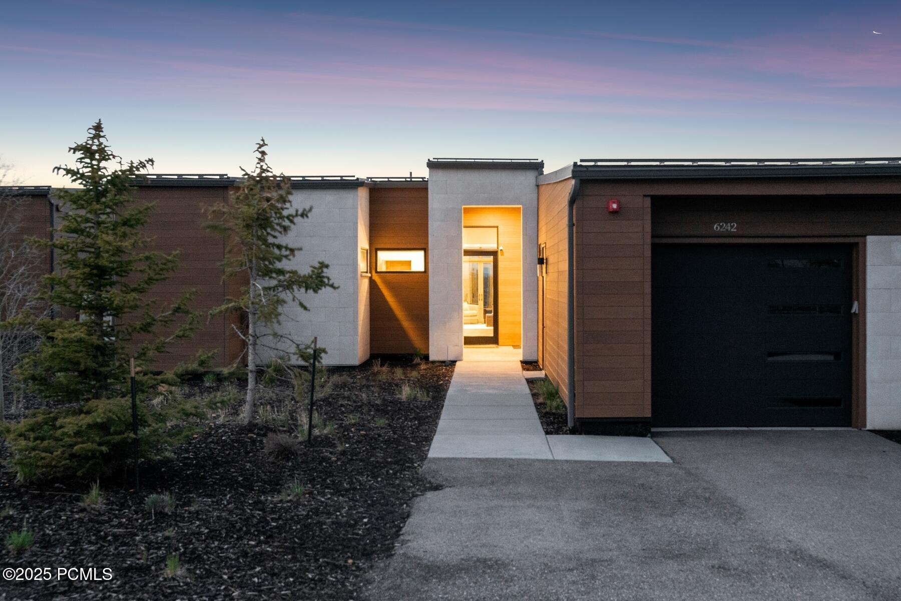 Park City, Utah 84098, United States, 2 Bedrooms Bedrooms, ,3 BathroomsBathrooms,Residential,Active,22764