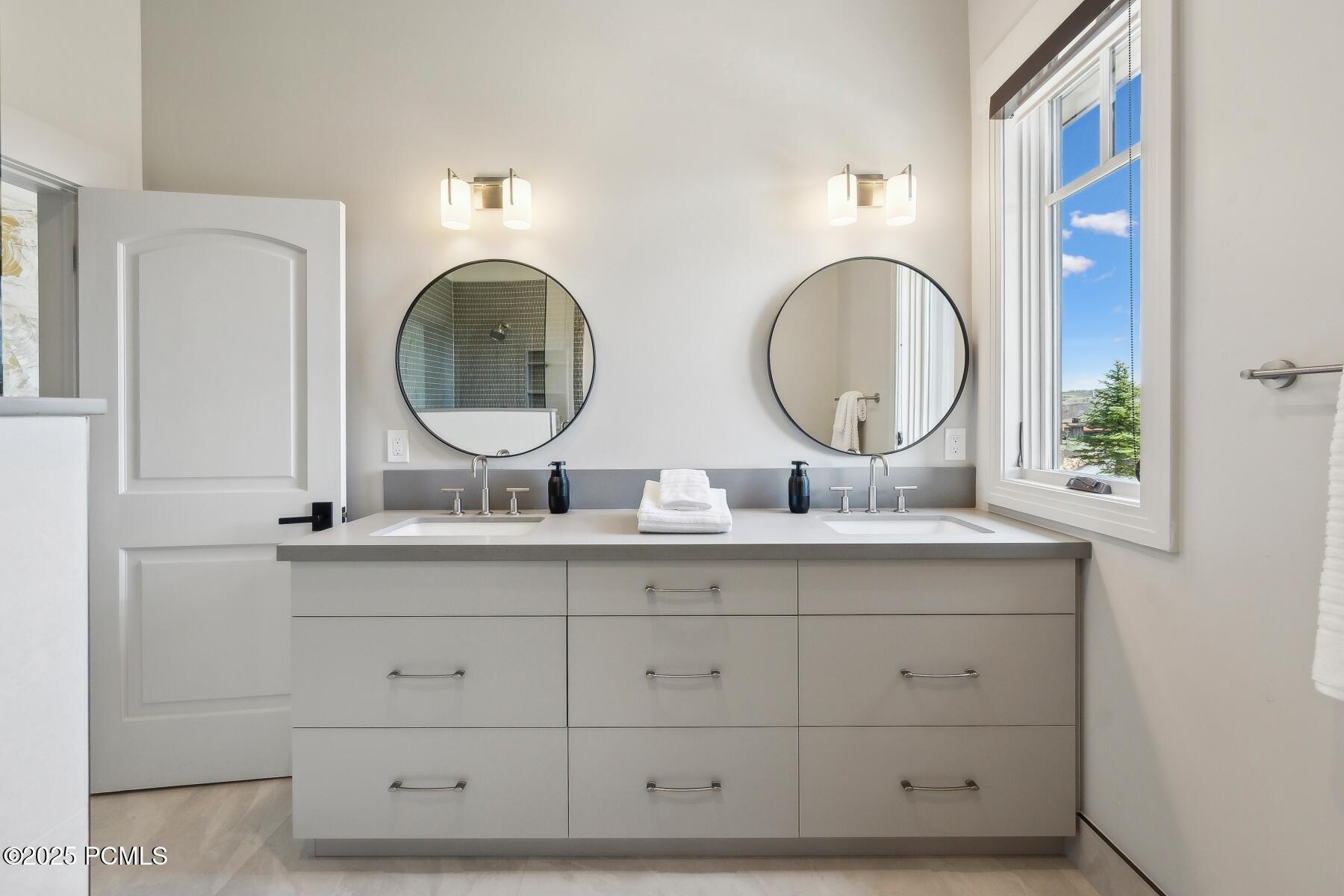 Park City, Utah 84098, United States, 4 Bedrooms Bedrooms, ,5 BathroomsBathrooms,Residential,Active,87031