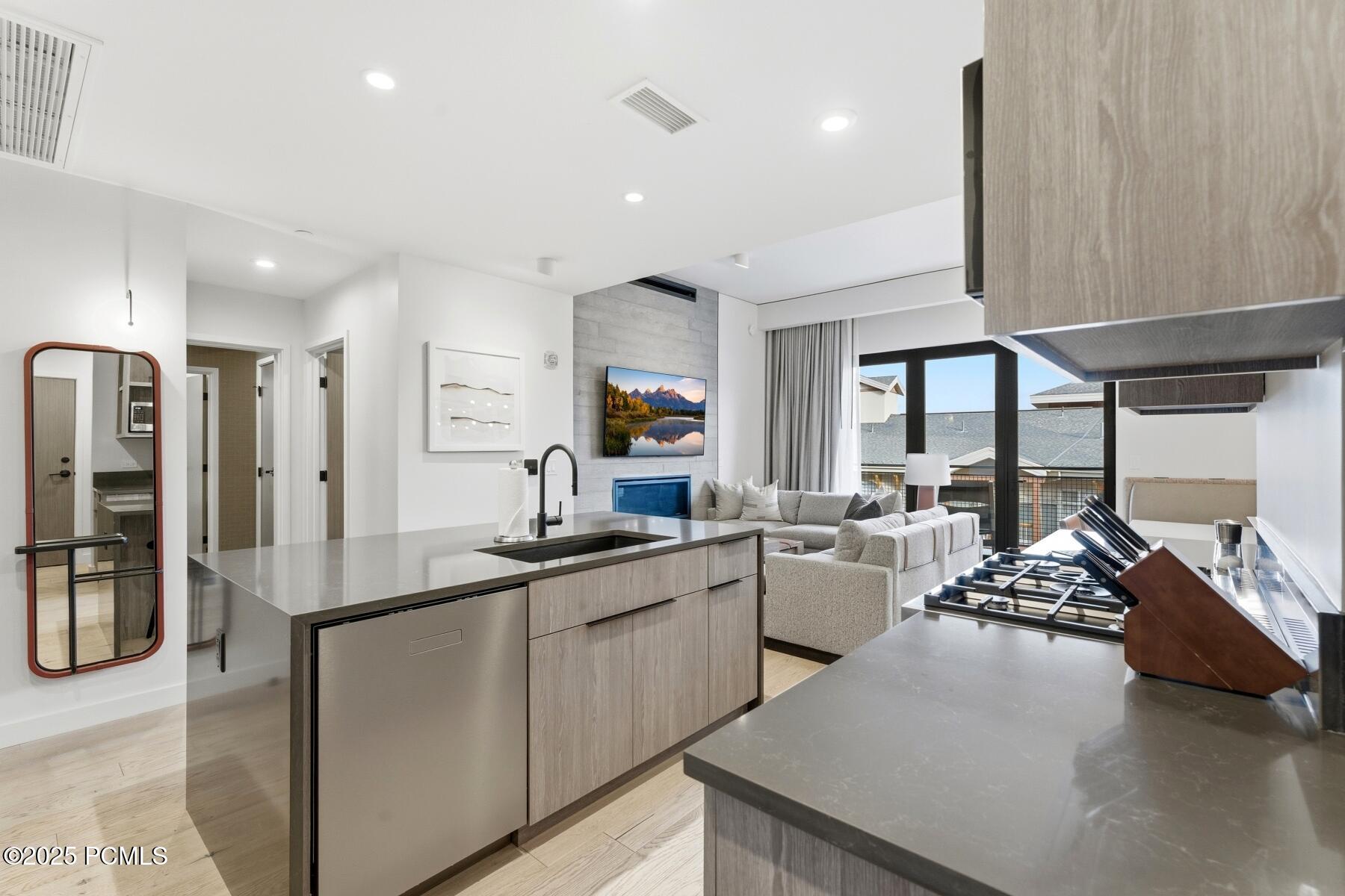 Park City, Utah 84098, United States, 3 Bedrooms Bedrooms, ,4 BathroomsBathrooms,Residential,Active,256406