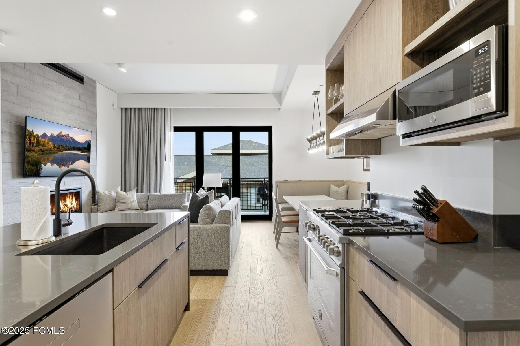 Park City, Utah 84098, United States, 3 Bedrooms Bedrooms, ,4 BathroomsBathrooms,Residential,Active,256406