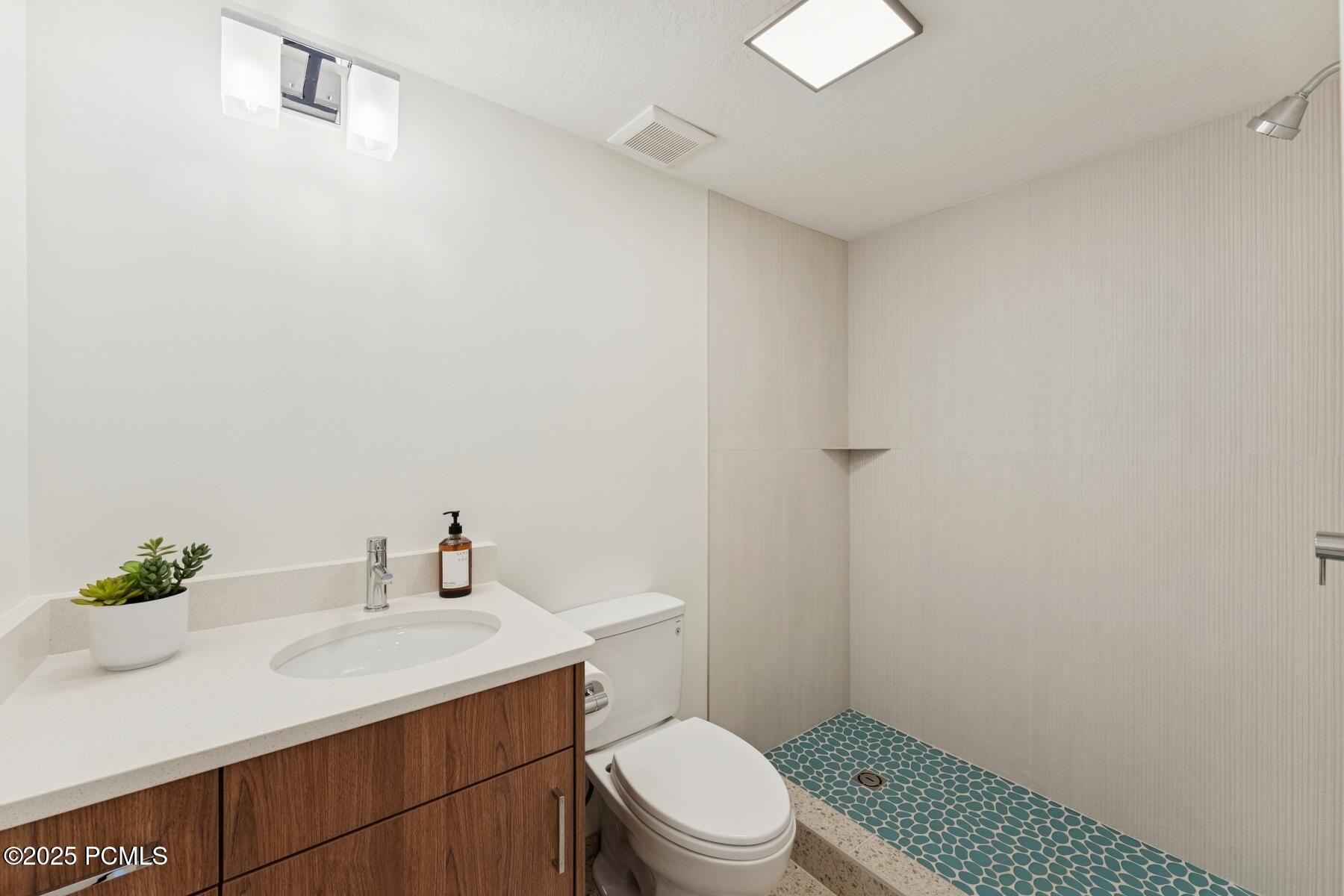 Salt Lake City, Utah 84121, United States, 5 Bedrooms Bedrooms, ,4 BathroomsBathrooms,Residential,Active,234373