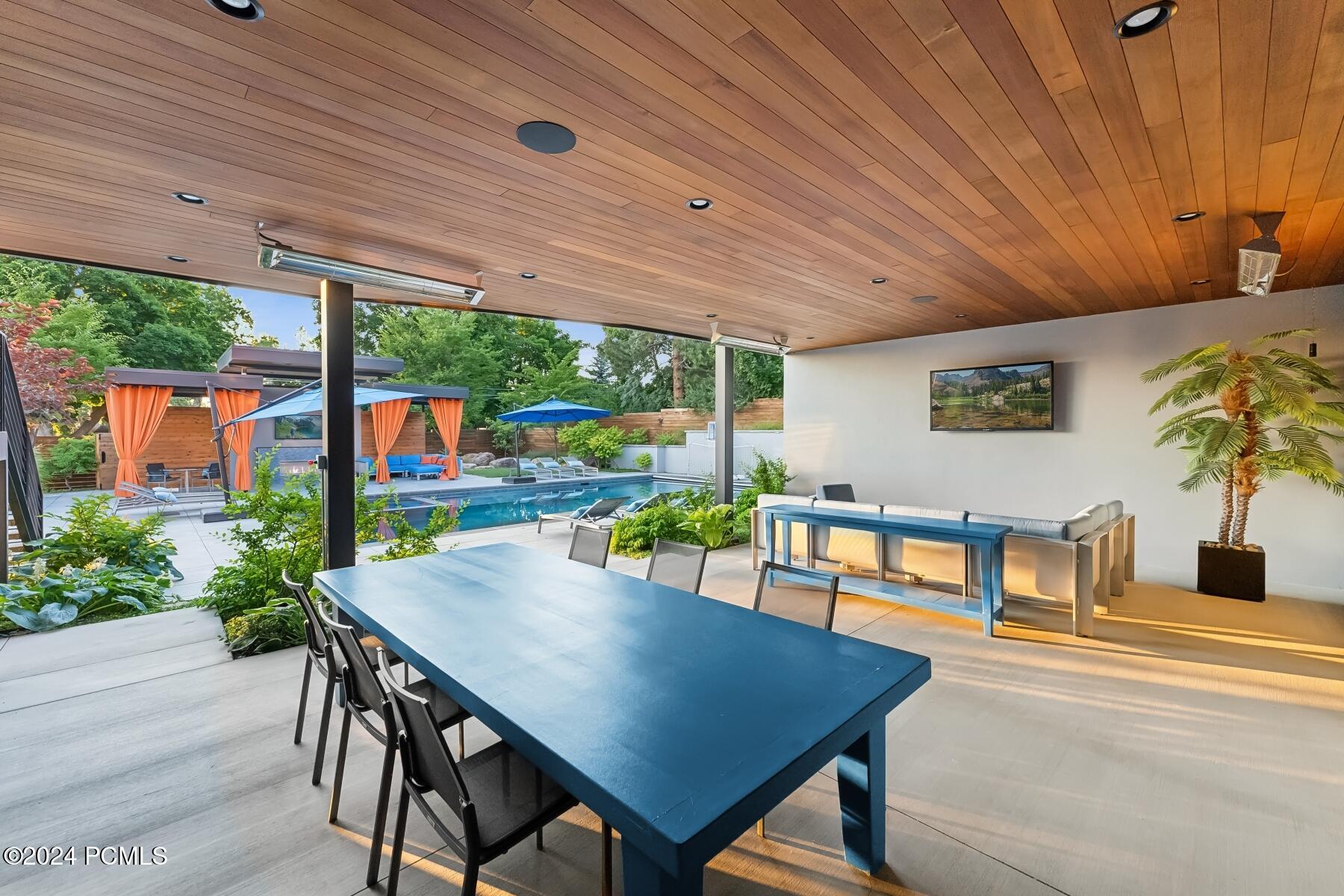 Salt Lake City, Utah 84124, United States, 5 Bedrooms Bedrooms, ,7 BathroomsBathrooms,Residential,Pending,8220