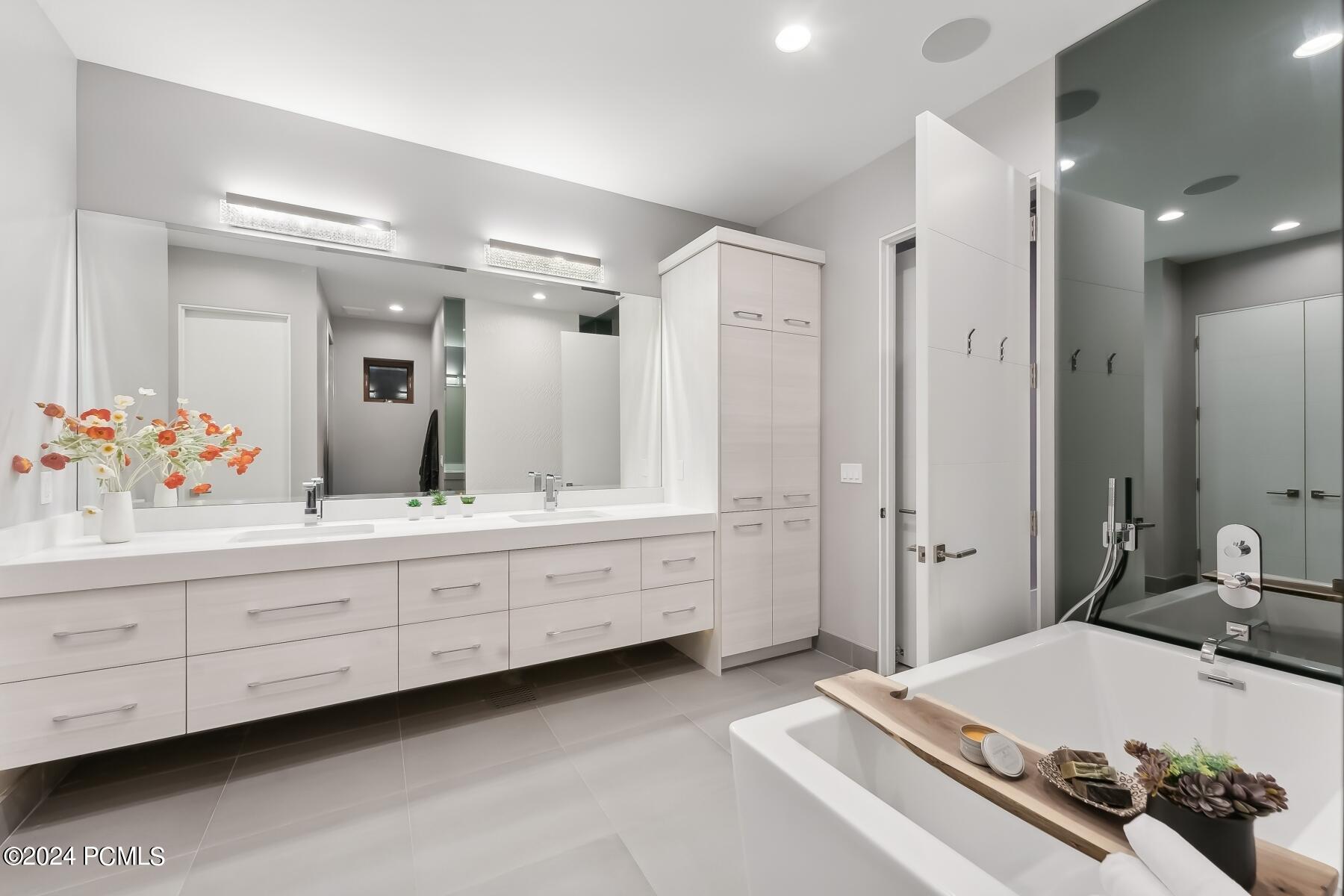 Salt Lake City, Utah 84124, United States, 5 Bedrooms Bedrooms, ,7 BathroomsBathrooms,Residential,Pending,8220