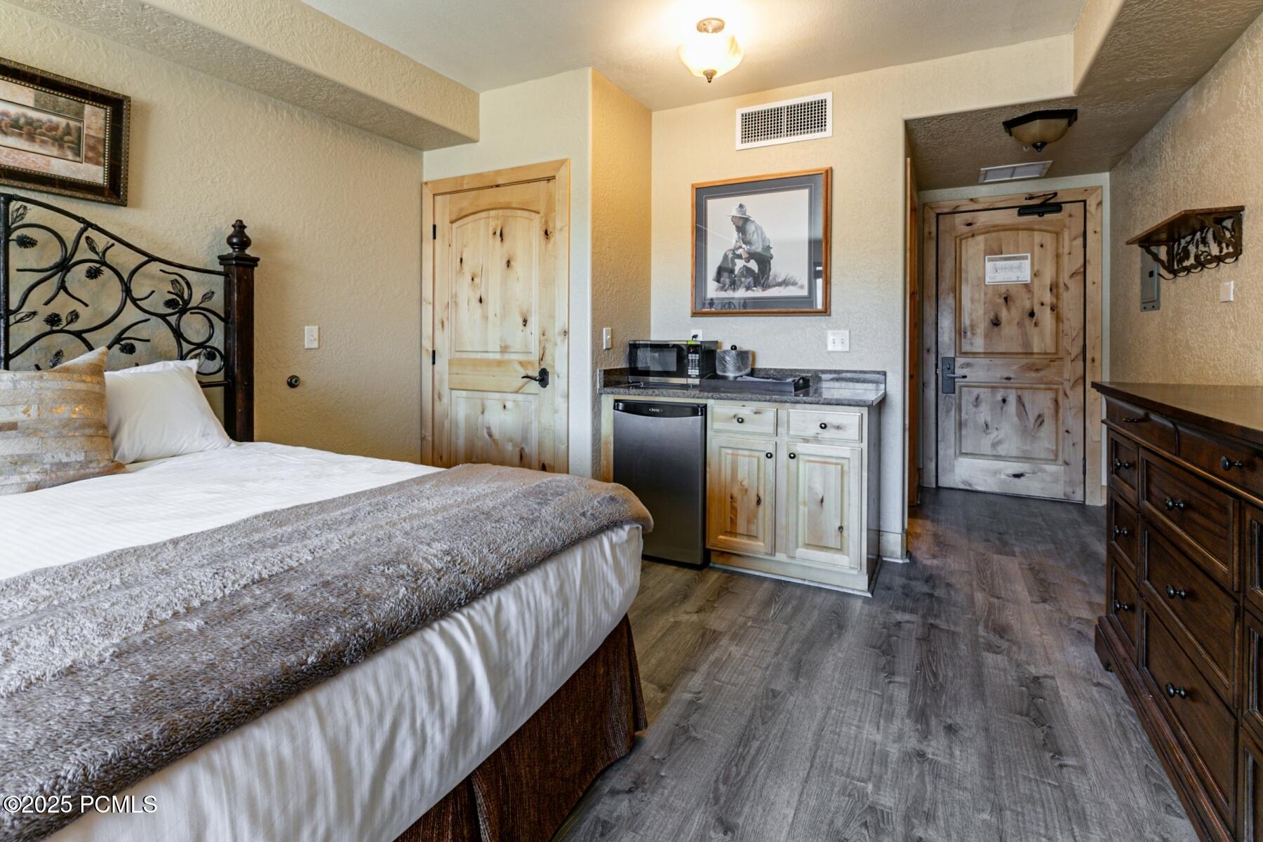 Park City, Utah 84098, United States, 2 Bedrooms Bedrooms, ,3 BathroomsBathrooms,Residential,Active,221537