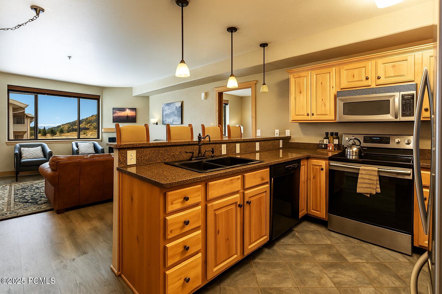 Park City, Utah 84098, United States, 2 Bedrooms Bedrooms, ,3 BathroomsBathrooms,Residential,Active,221537