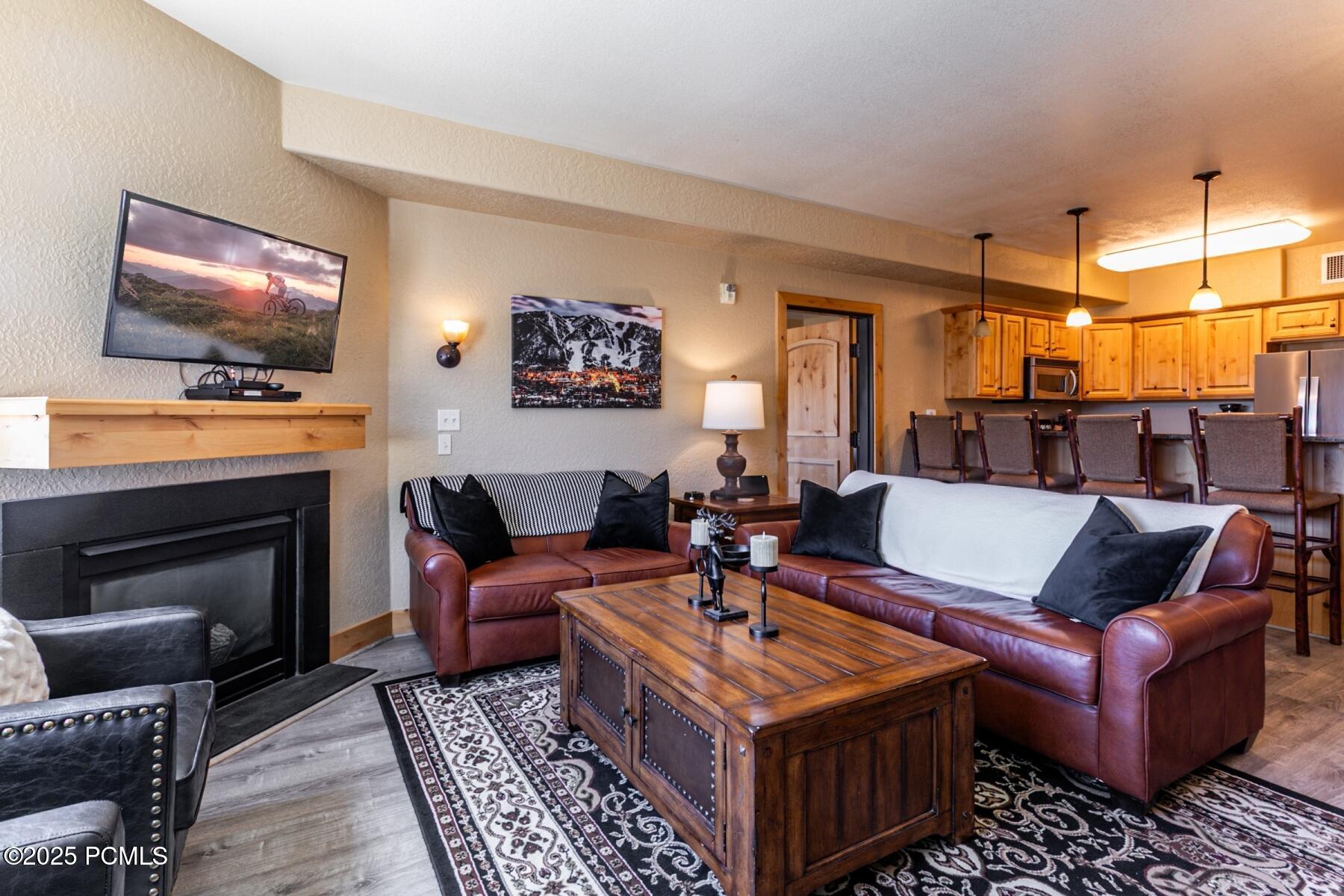 Park City, Utah 84098, United States, 2 Bedrooms Bedrooms, ,3 BathroomsBathrooms,Residential,Active,221537