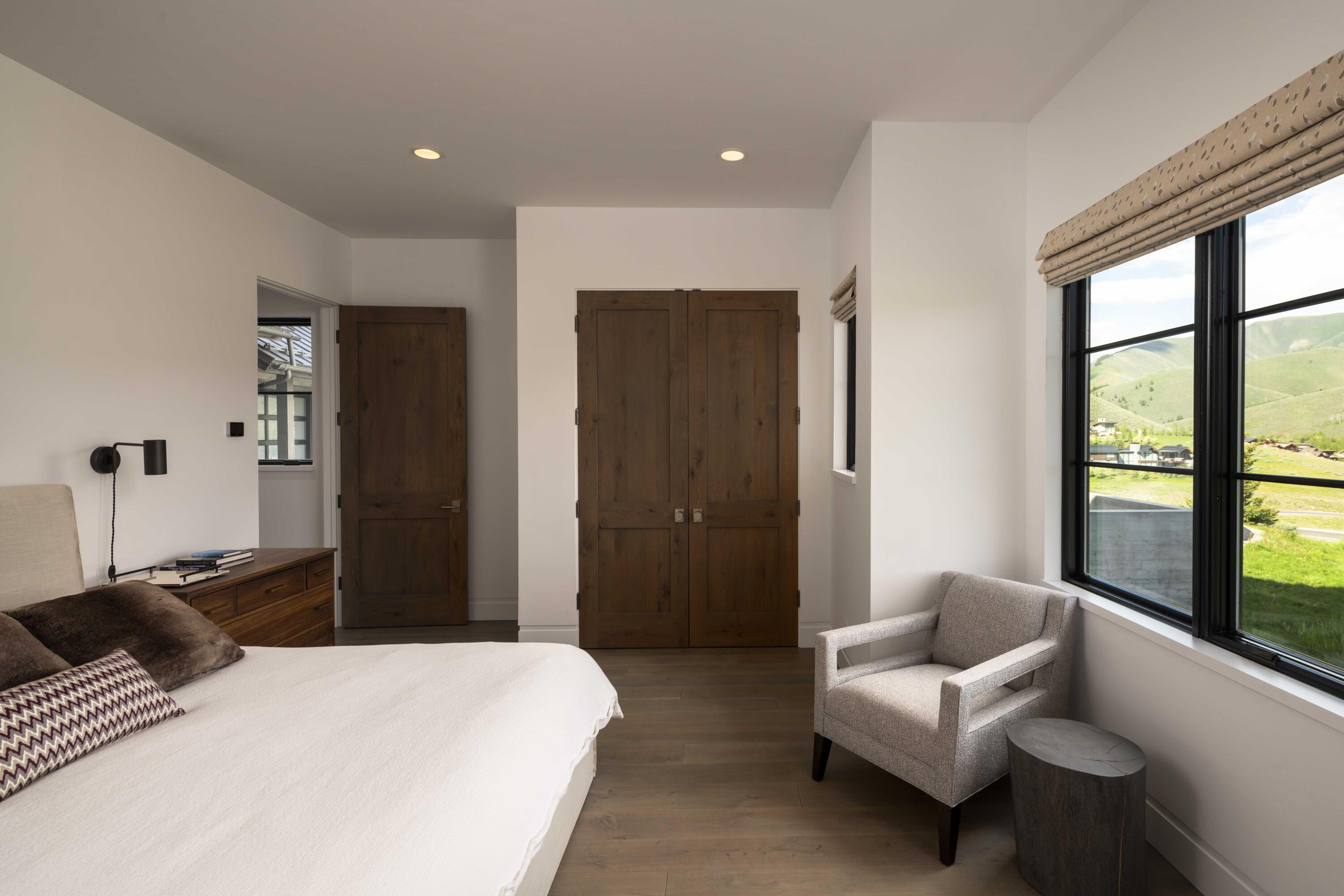 Downstairs guest bedroom 1