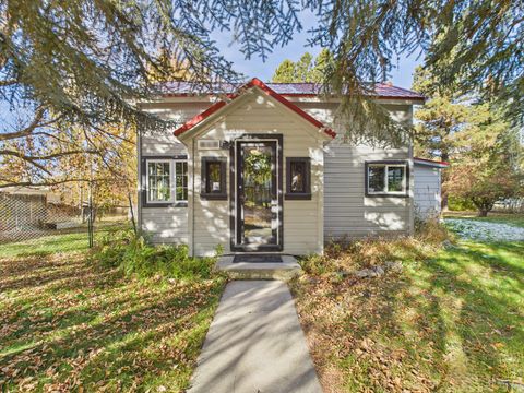 Photo of 913 W 1st St St, Fairfield, ID 83327 (MLS # 25-333838)