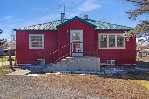 Photo of 402 E Custer St, Mackay, ID 83251 (MLS # 26-334143)