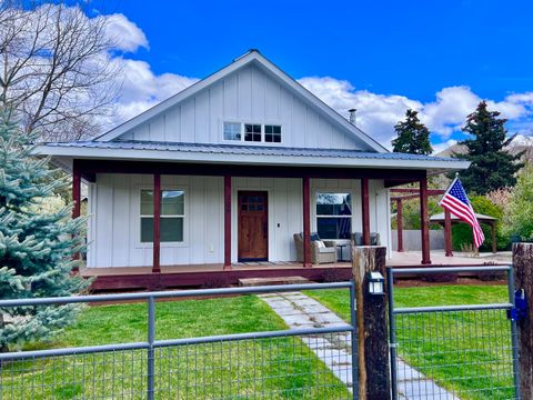 Photo of 109 S 2nd St, Bellevue, ID 83313 (MLS # 26-334319)