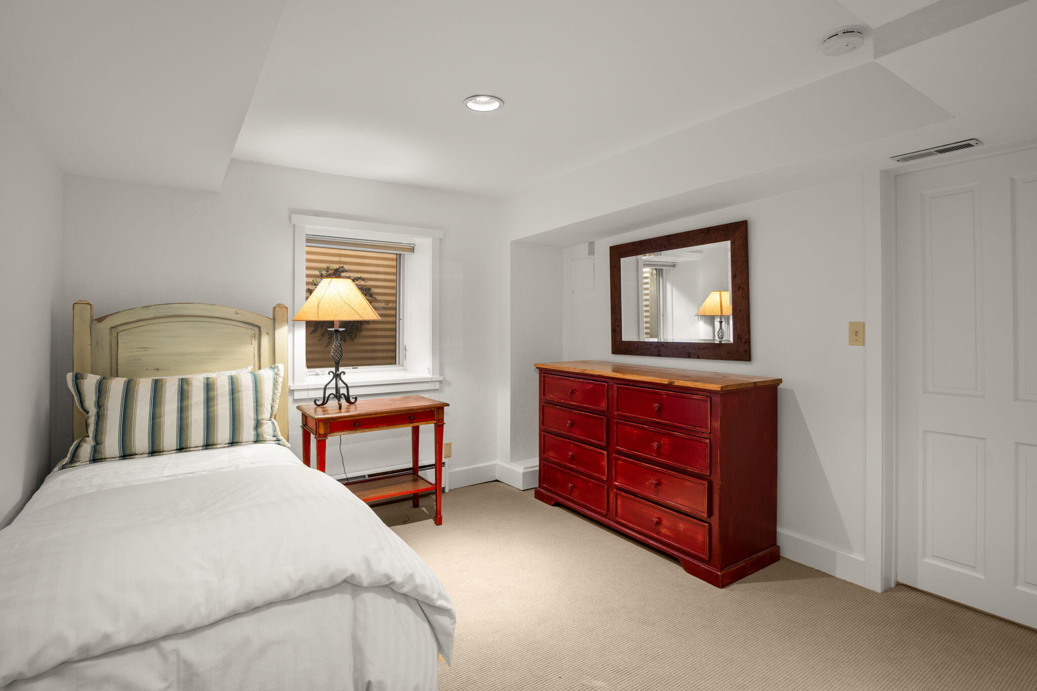 Lower level Bedroom (7)