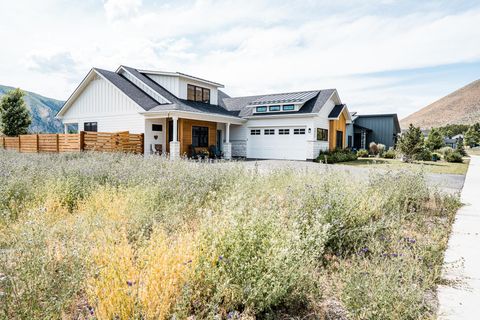 Photo of 221 Sunbeam St, Hailey, ID 83333 (MLS # 25-333382)