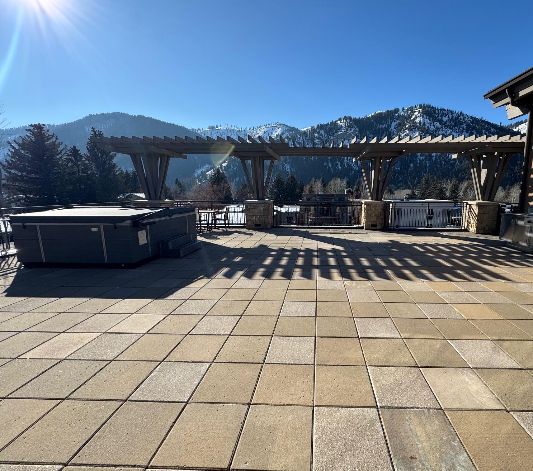 Roof top hot tub, patio and views!