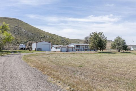 Photo of 8601 W Osprey St, Hammett, ID 83627 (MLS # 26-334341)