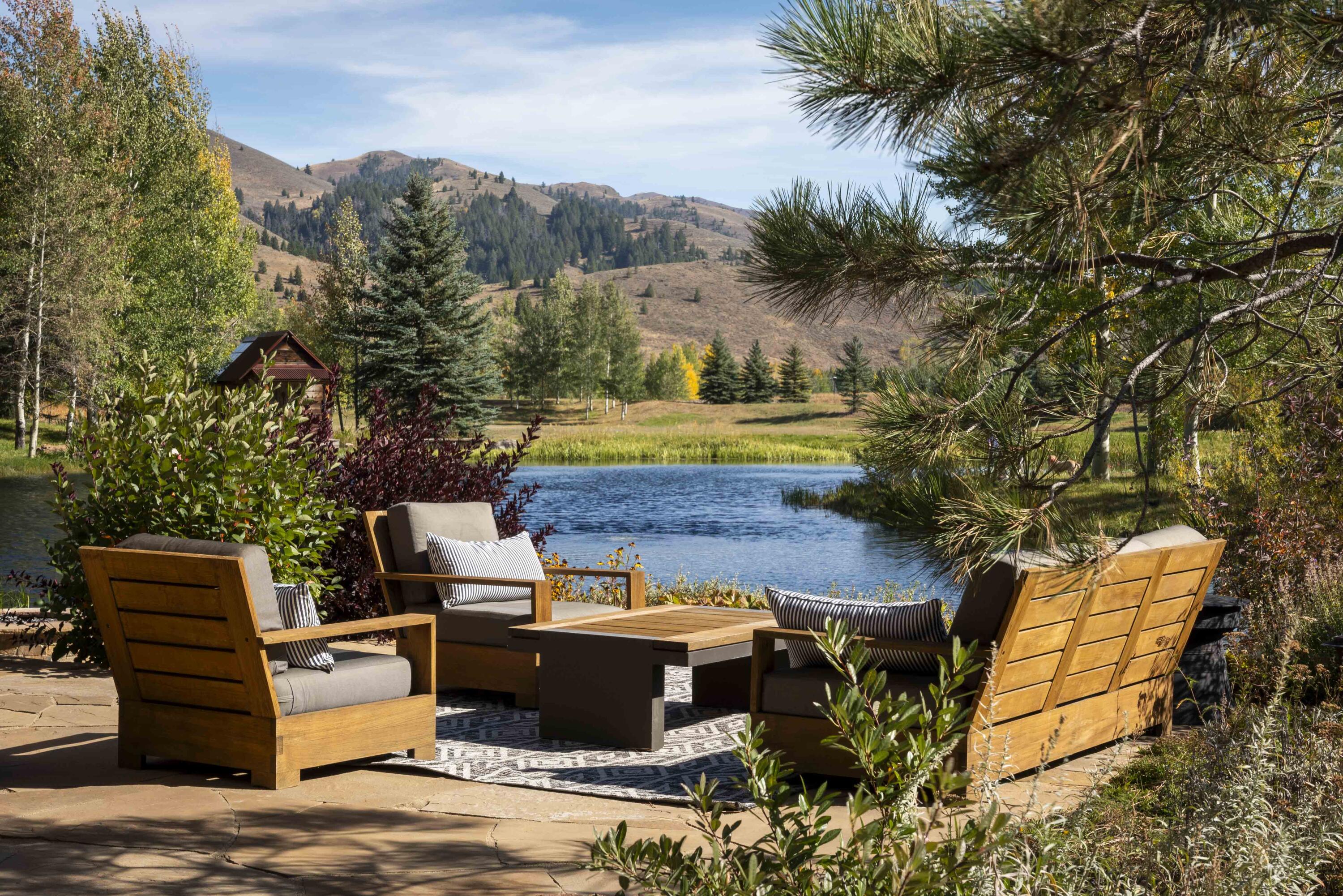 Several outdoor dining options