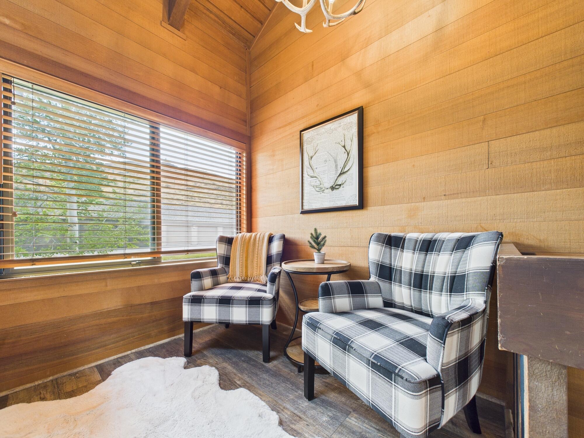 Sitting area by kitchen