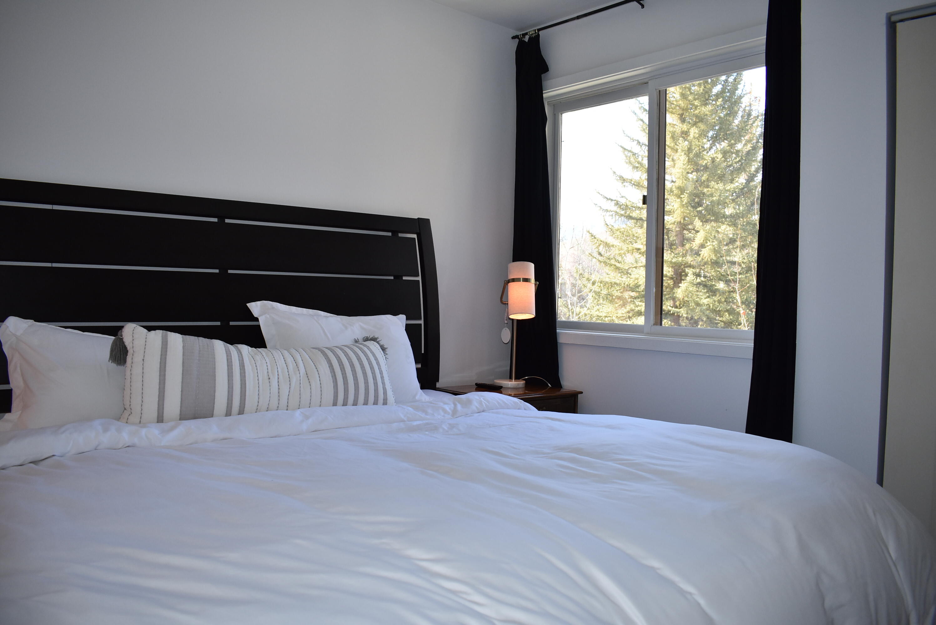 King size bed and Baldy Bowl view