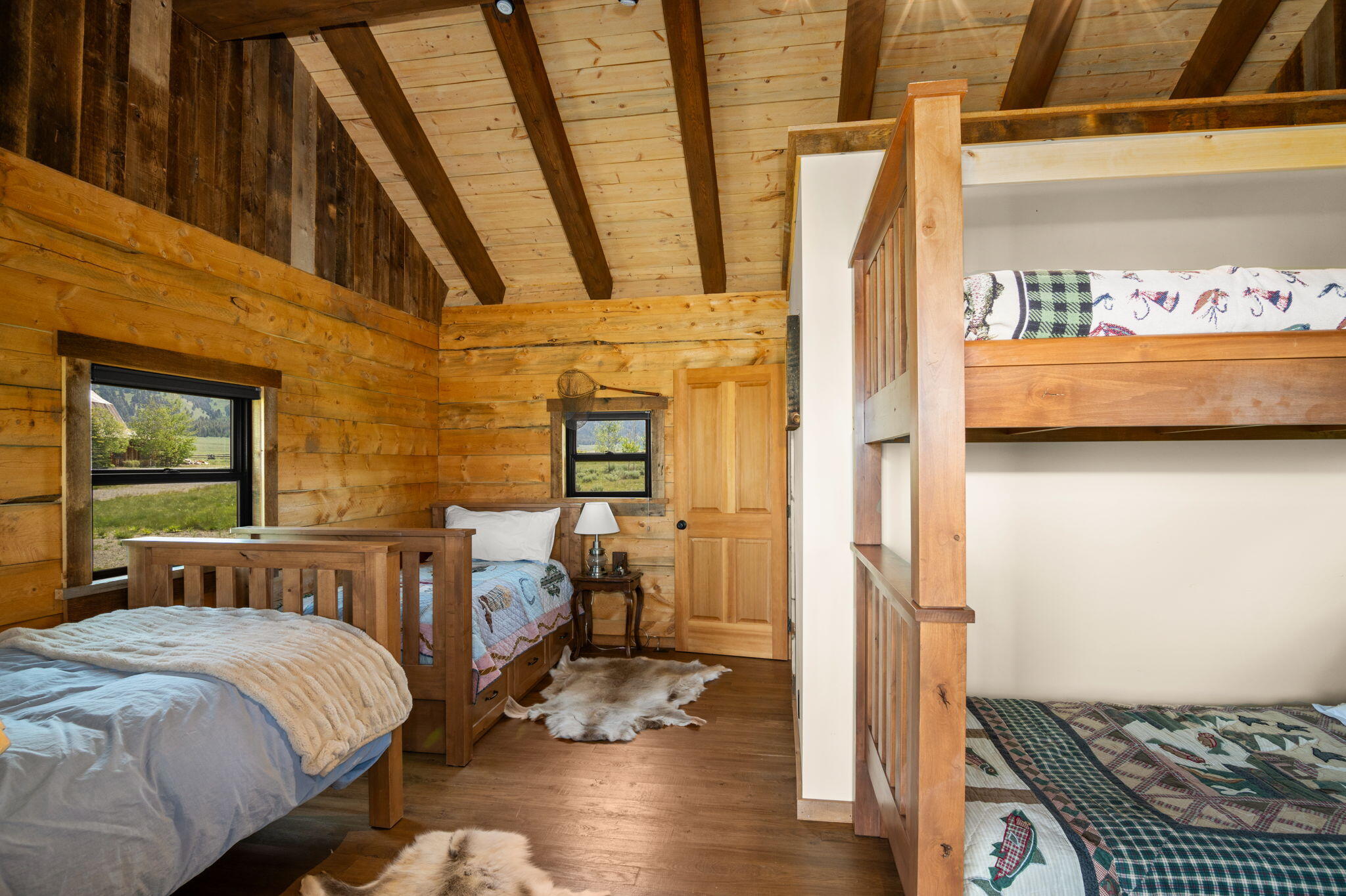 "Sockeye" guest cabin with bunks