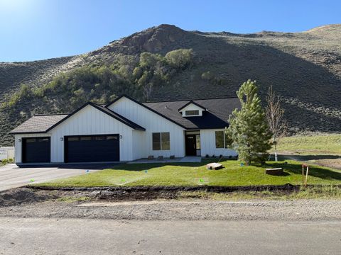 Photo of 409 Rosewood Dr, Bellevue, ID 83313 (MLS # 26-334382)