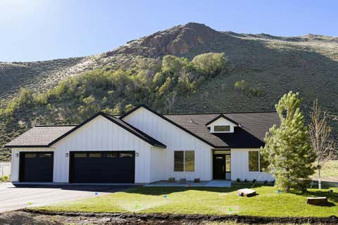 Photo of 409 Rosewood Dr, Bellevue, ID 83313 (MLS # 26-334382)