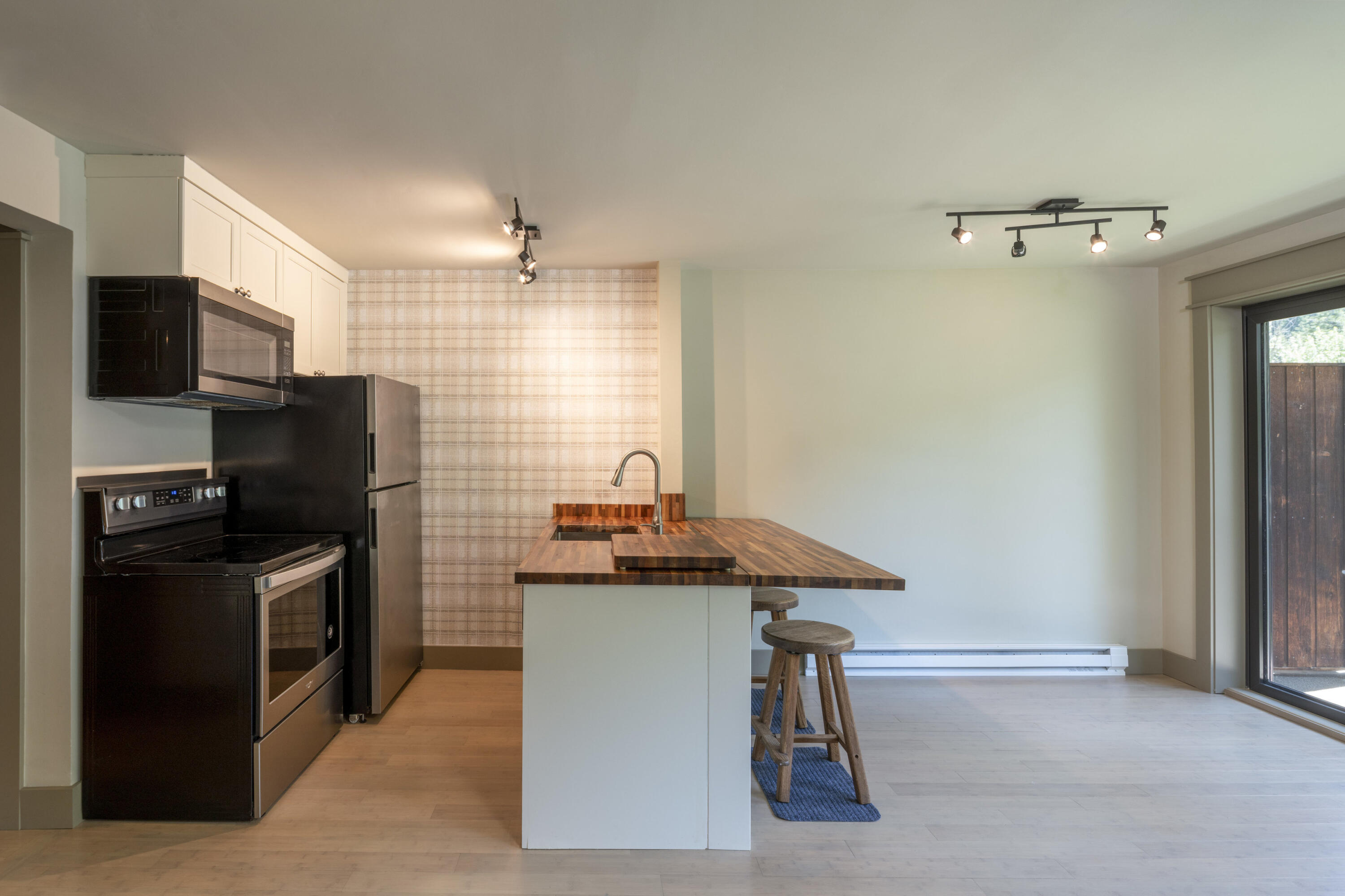 "As is" kitchen with extendable counter
