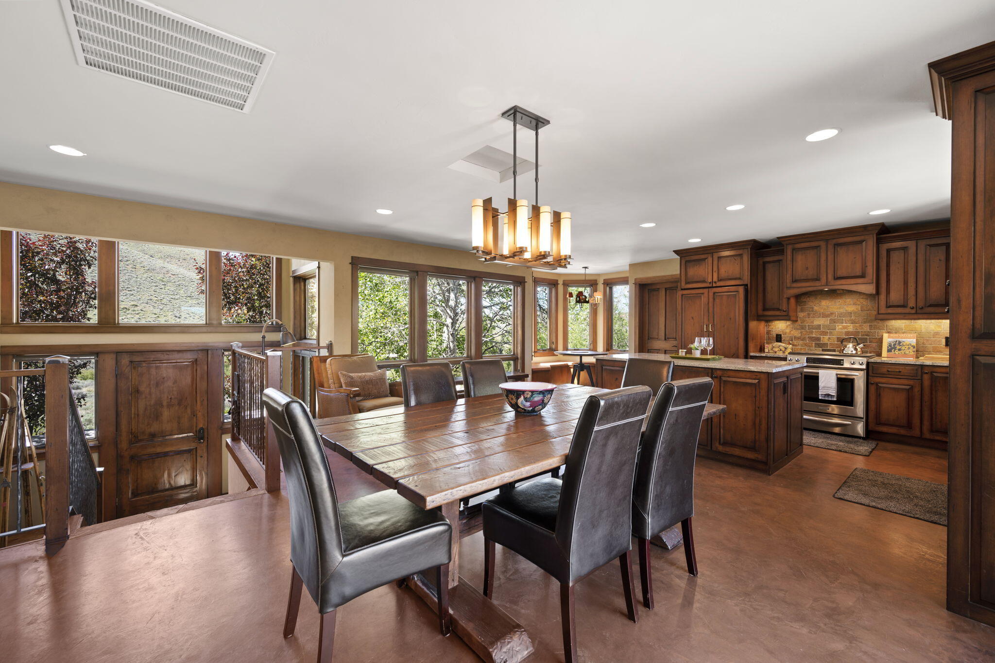 Dining towards entry