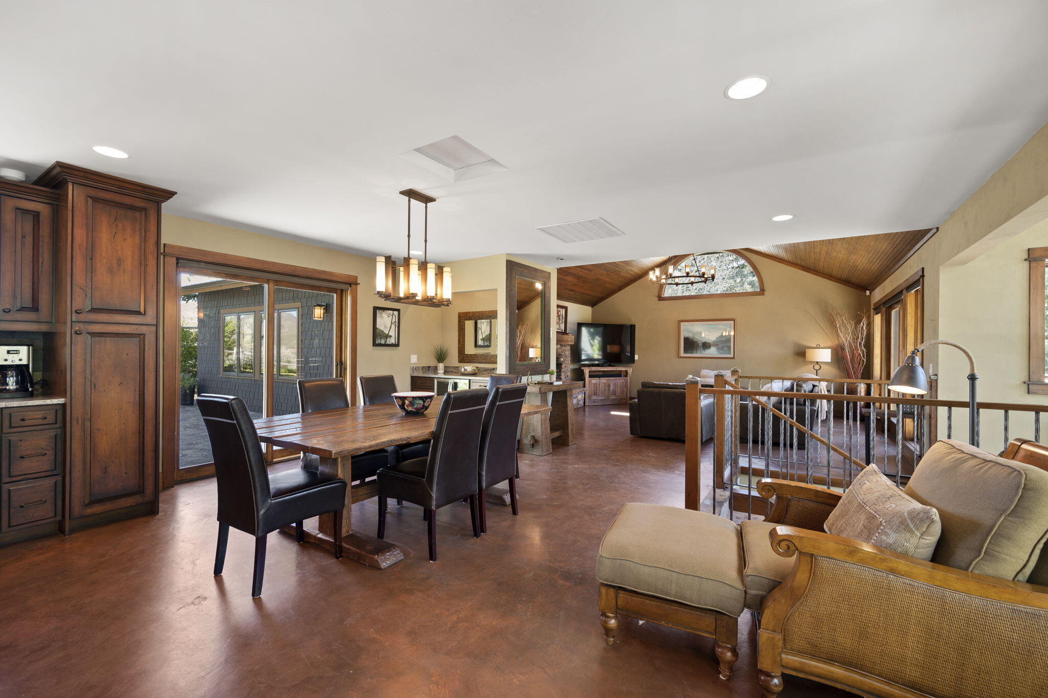 Dinig to living area