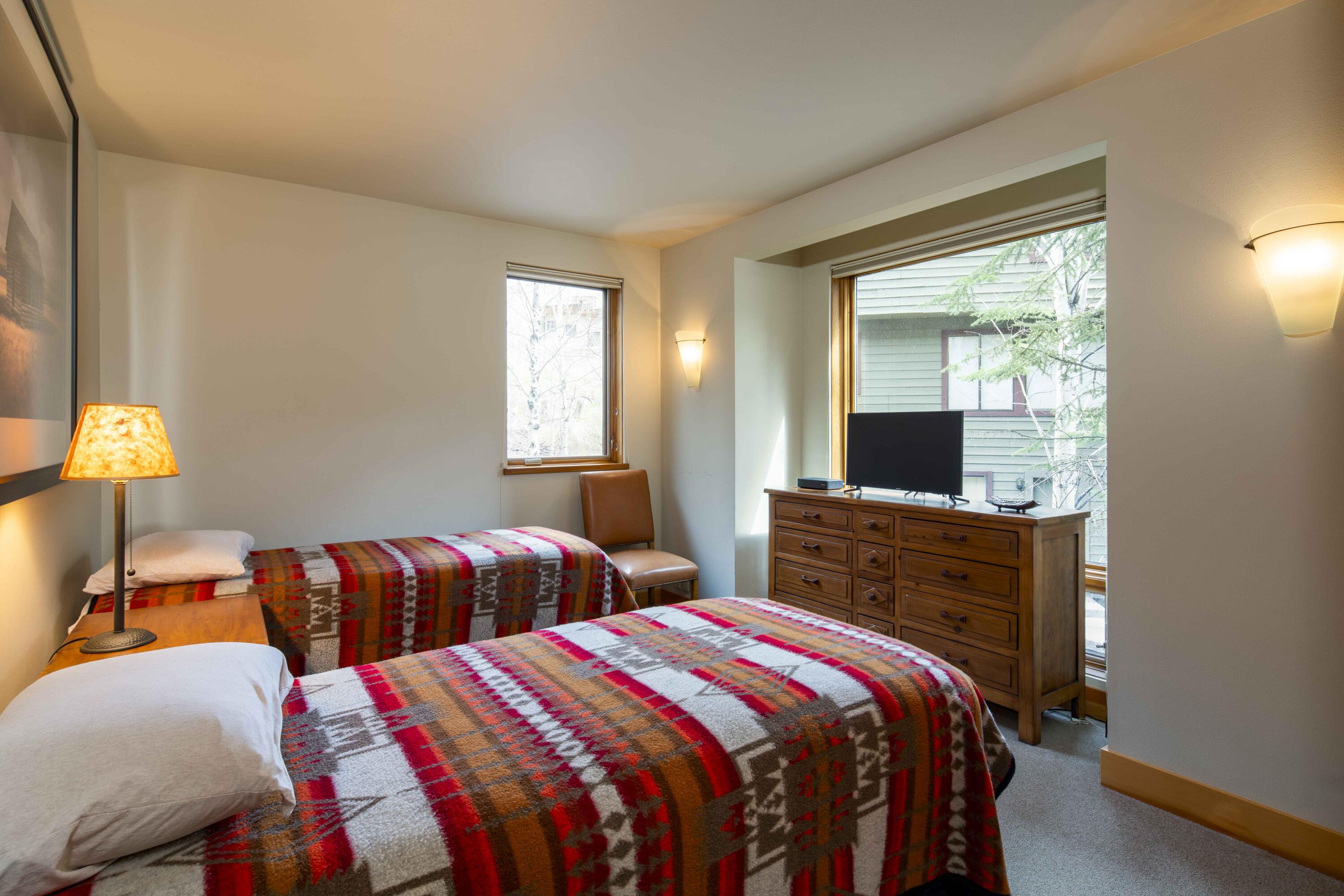 Ketchum, Idaho 83340, United States, 4 Bedrooms Bedrooms, ,4 BathroomsBathrooms,Residential,Pending,25642