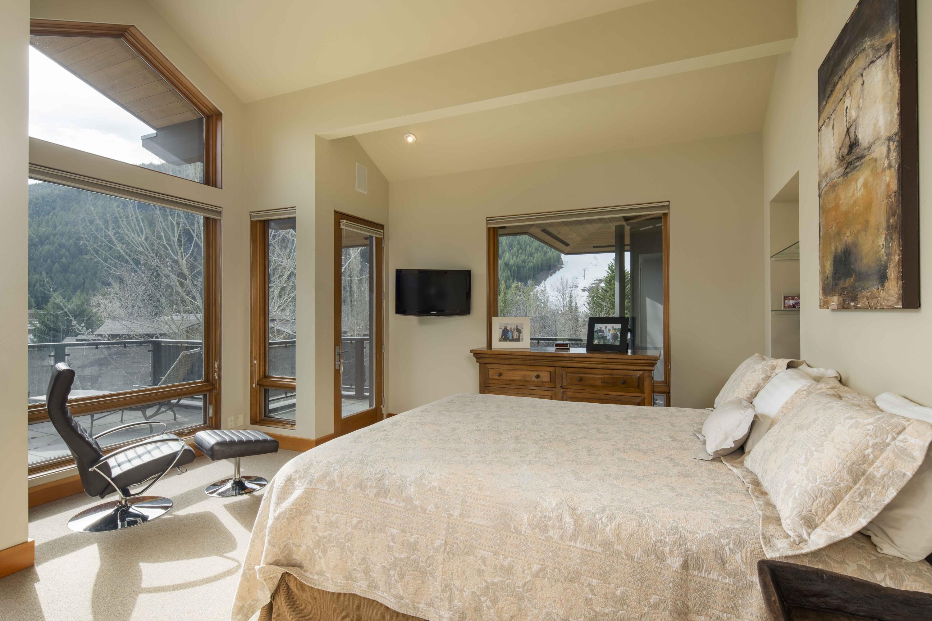 Ketchum, Idaho 83340, United States, 4 Bedrooms Bedrooms, ,4 BathroomsBathrooms,Residential,Pending,25642