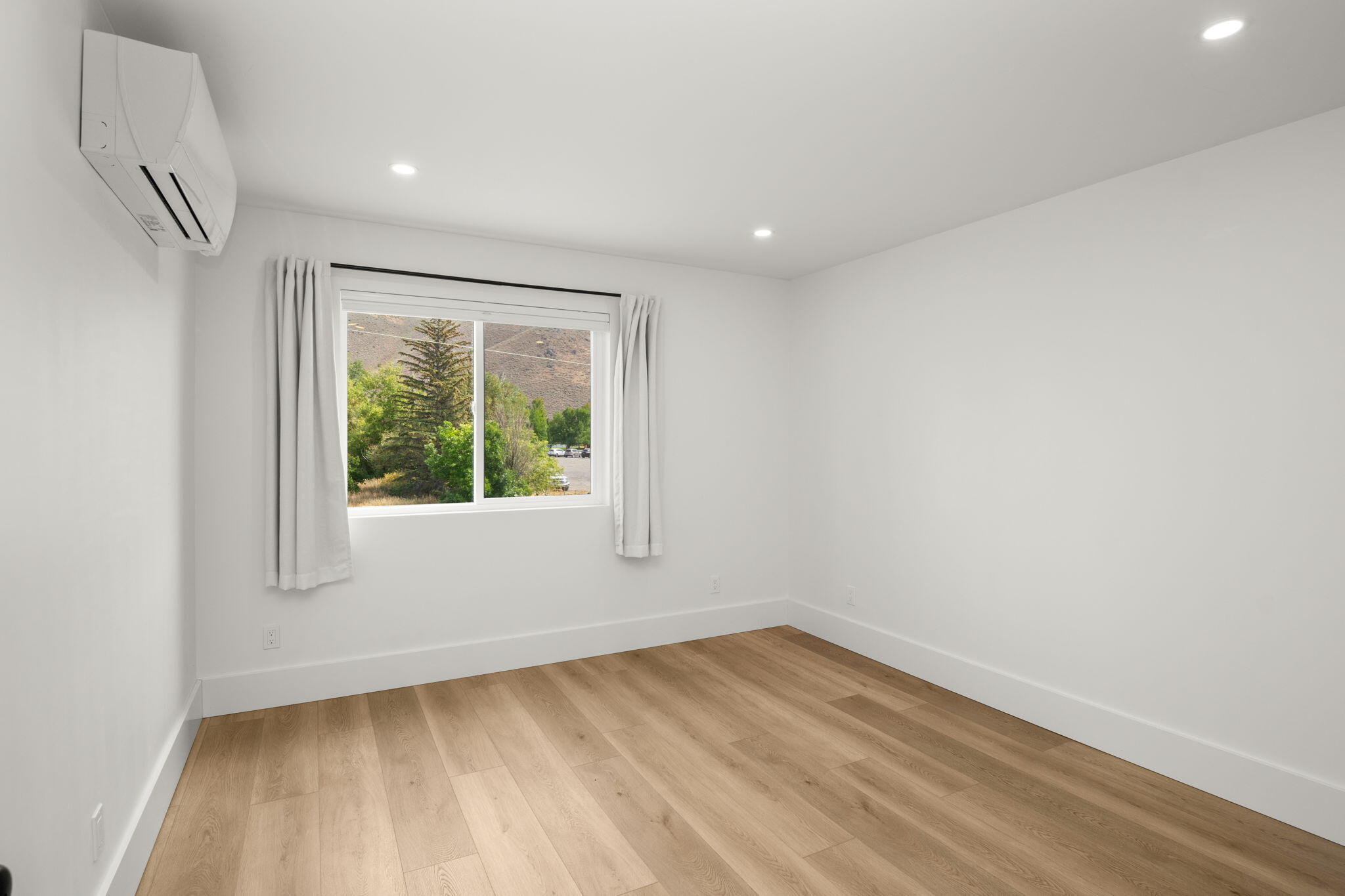 Hailey, Idaho 83333, United States, 5 Bedrooms Bedrooms, ,4 BathroomsBathrooms,Residential,Pending,212207